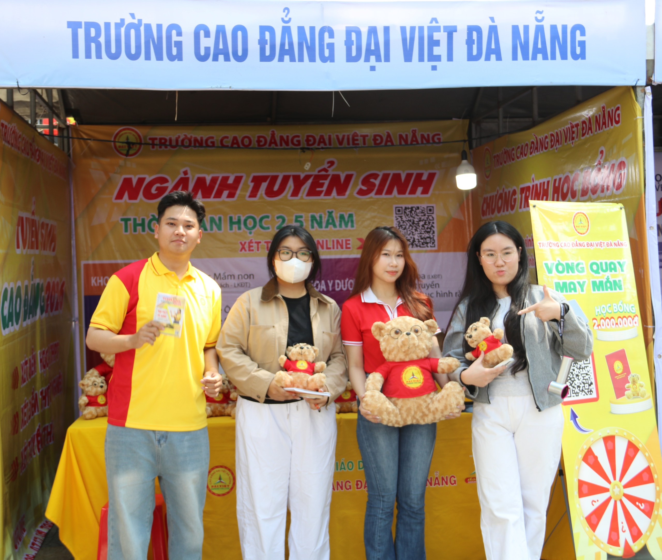 Tư vấn m&ugrave;a thi: Gian h&agrave;ng 'n&oacute;ng' từ s&aacute;ng sớm, học sinh săn cơ hội tương lai - Ảnh 14.