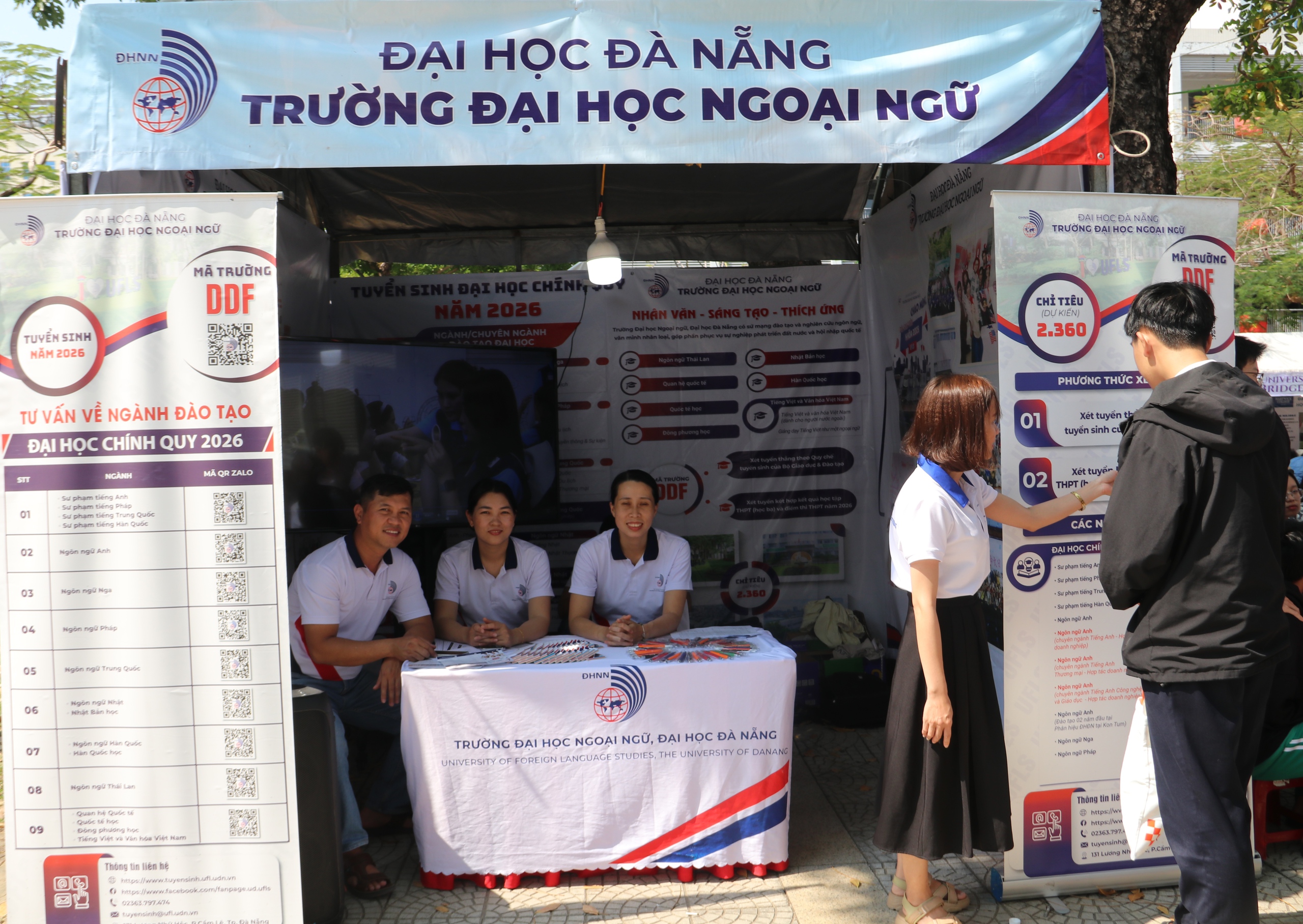 Tư vấn m&ugrave;a thi: Gian h&agrave;ng 'n&oacute;ng' từ s&aacute;ng sớm, học sinh săn cơ hội tương lai - Ảnh 17.