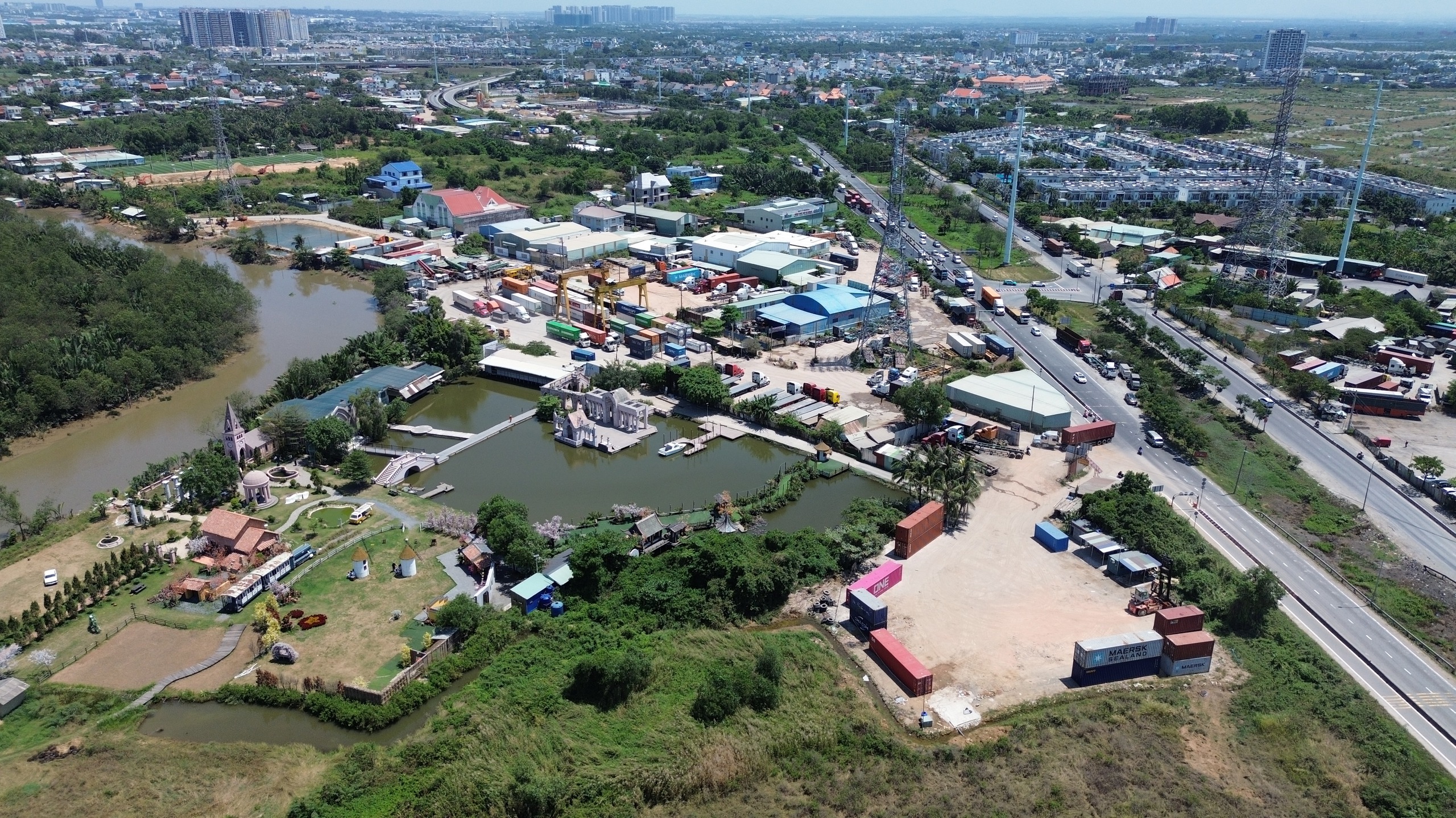 Loạt bãi xe trái phép đường Võ Chí Công: Không lẽ bó tay?- Ảnh 6. Loạt bãi xe trái phép đường Võ Chí Công: Không lẽ bó tay?- Ảnh 6.