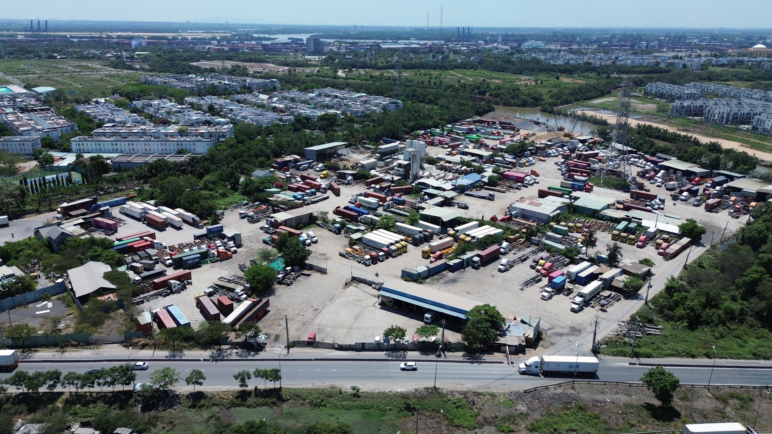 Loạt bãi xe trái phép đường Võ Chí Công: Không lẽ bó tay?- Ảnh 2. Loạt bãi xe trái phép đường Võ Chí Công: Không lẽ bó tay?- Ảnh 2.