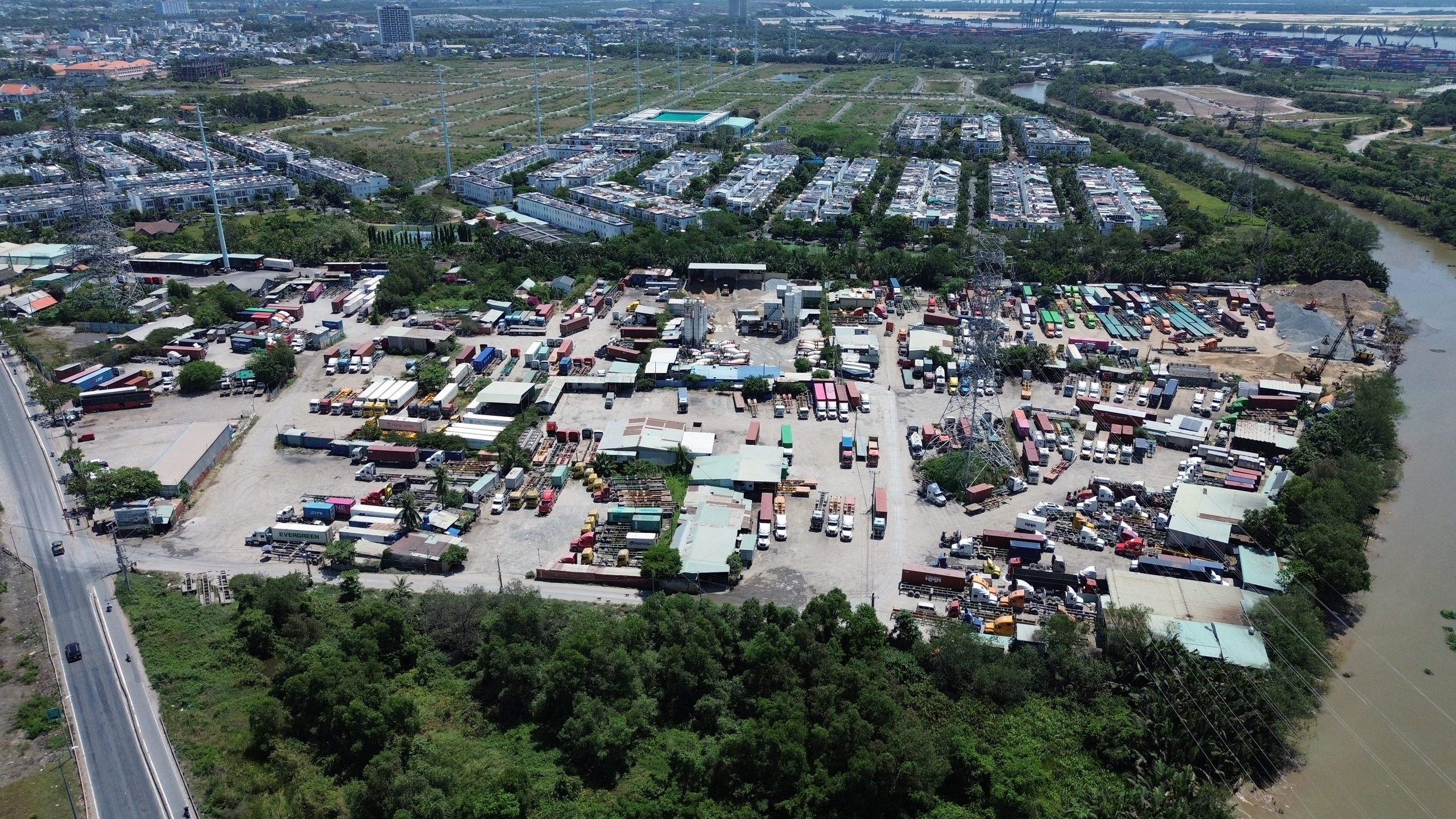 Loạt bãi xe trái phép đường Võ Chí Công: Không lẽ bó tay?- Ảnh 9. Loạt bãi xe trái phép đường Võ Chí Công: Không lẽ bó tay?- Ảnh 9.