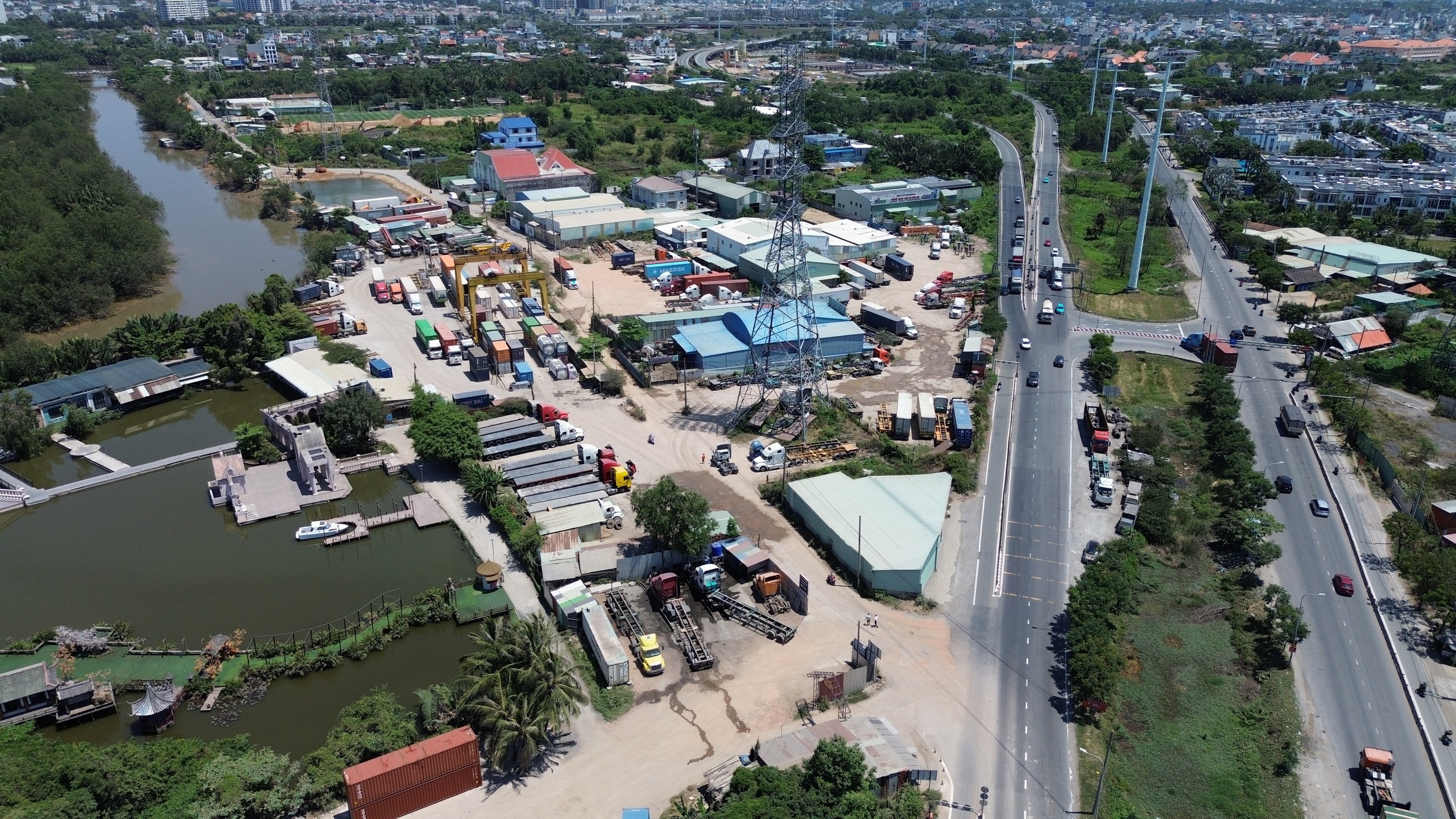 Loạt bãi xe trái phép đường Võ Chí Công: Không lẽ bó tay?- Ảnh 10. Loạt bãi xe trái phép đường Võ Chí Công: Không lẽ bó tay?- Ảnh 10.