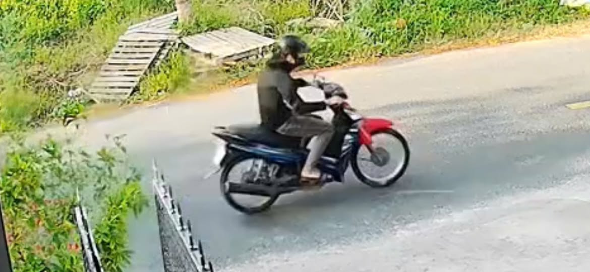 Công an Cần Thơ truy tìm người giật dây chuyền trên tỉnh lộ 931, có thưởng - Ảnh 1.