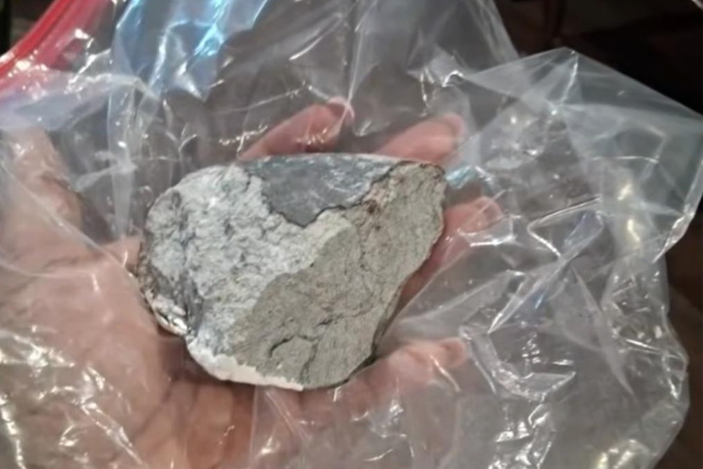 Thiên thạch lao xuống bang Texas, mảnh vỡ xuyên thủng mái nhà người dân- Ảnh 1.