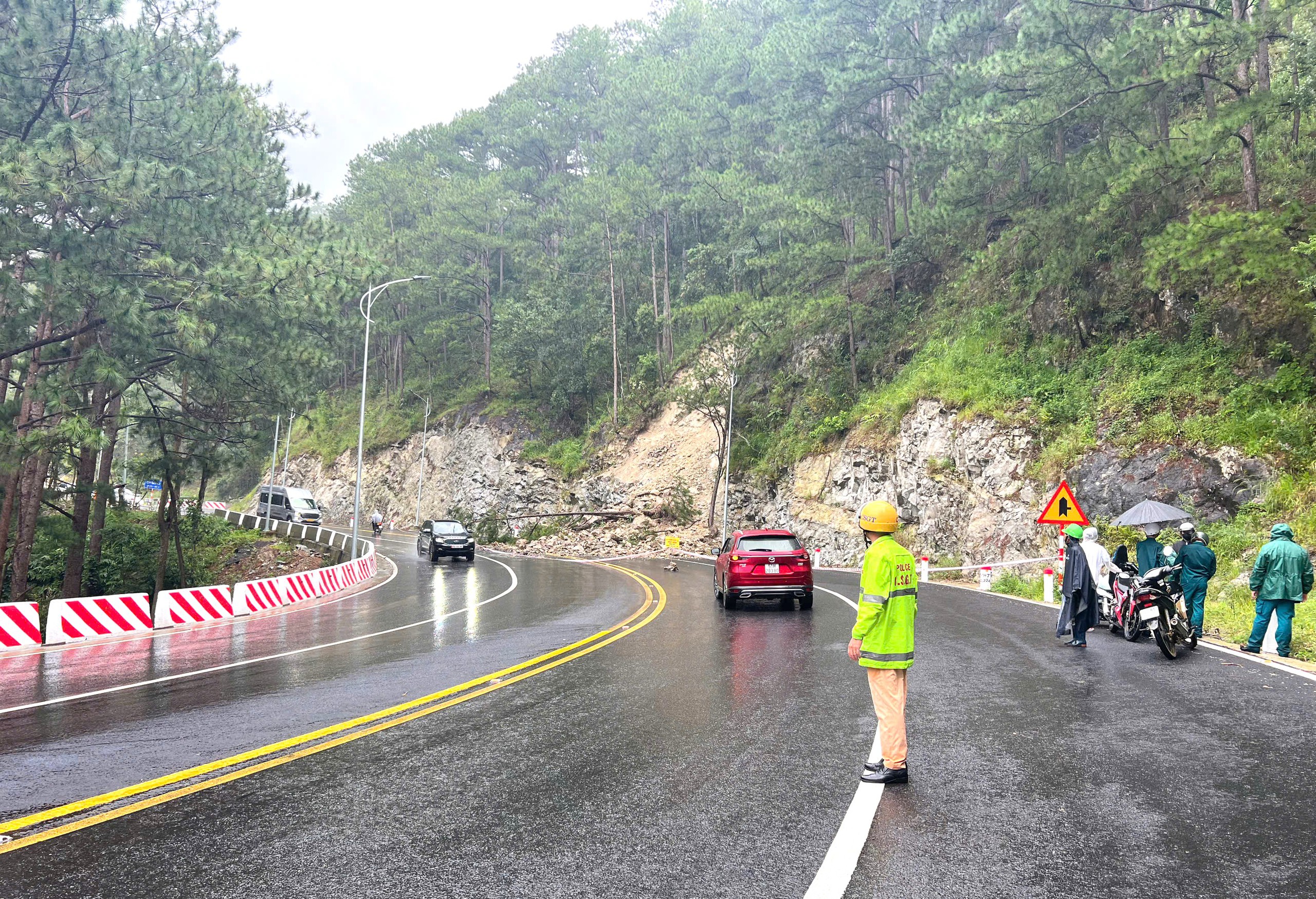 Đề xuất chi 50 tỉ đồng xử lý triệt để sạt lở trên đèo Prenn- Ảnh 2. Đề xuất chi 50 tỉ đồng xử lý triệt để sạt lở trên đèo Prenn- Ảnh 2.