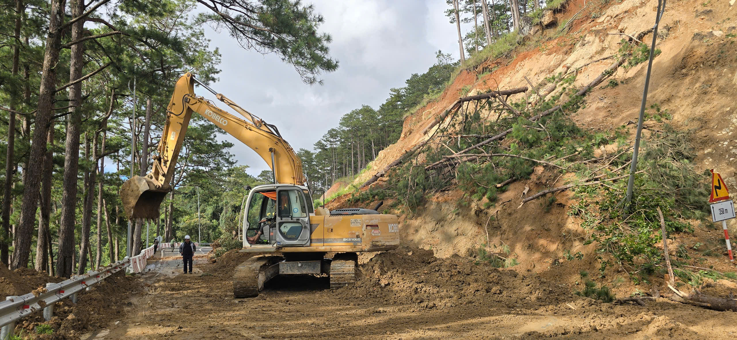 Đề xuất chi 50 tỉ đồng xử lý triệt để sạt lở trên đèo Prenn- Ảnh 4. Đề xuất chi 50 tỉ đồng xử lý triệt để sạt lở trên đèo Prenn- Ảnh 4.