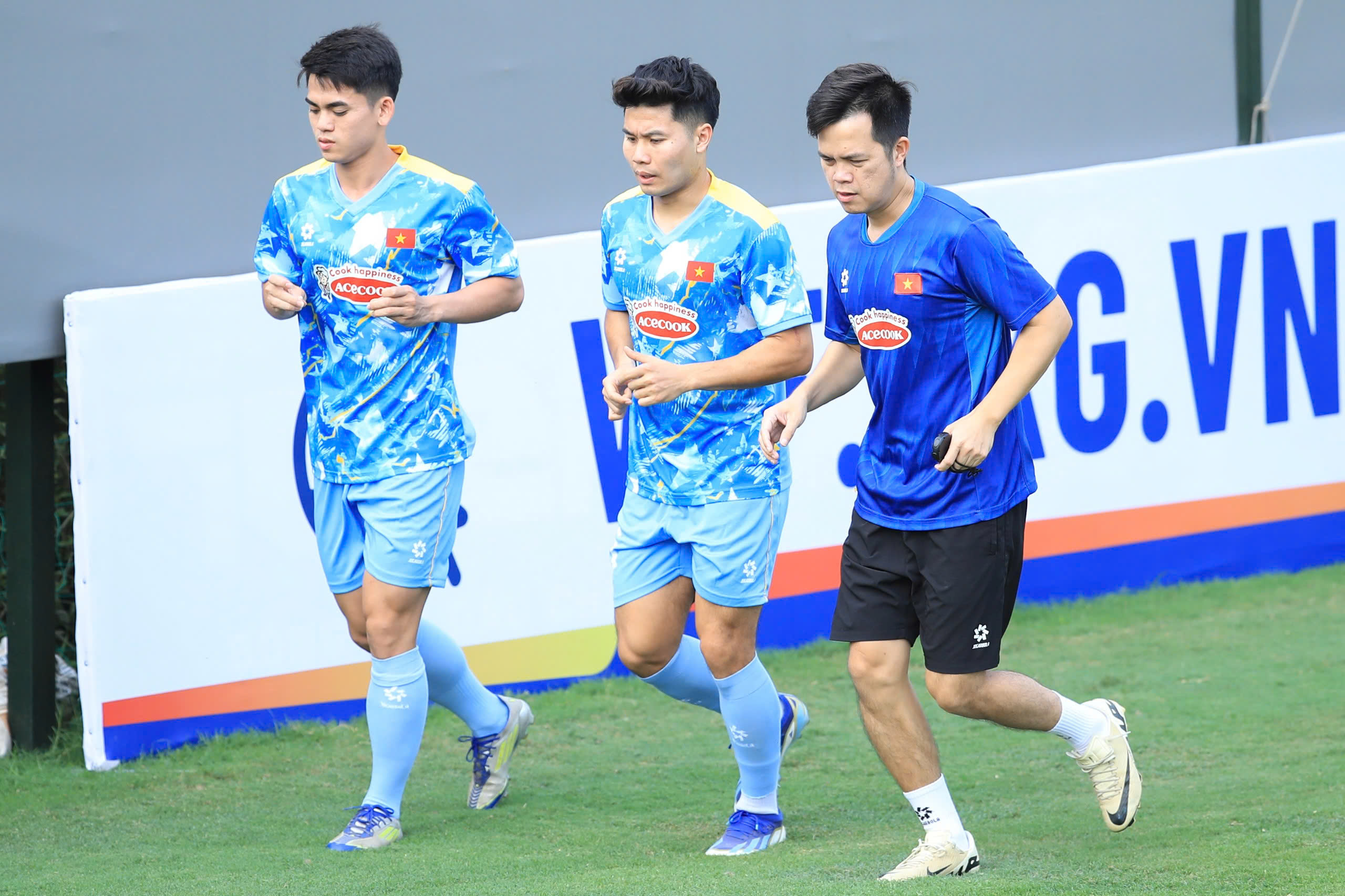 Đội tuyển Việt Nam đón thêm dàn sao Ninh Bình, Xuân Son vẫn phải tập riêng với bác sĩ- Ảnh 4.