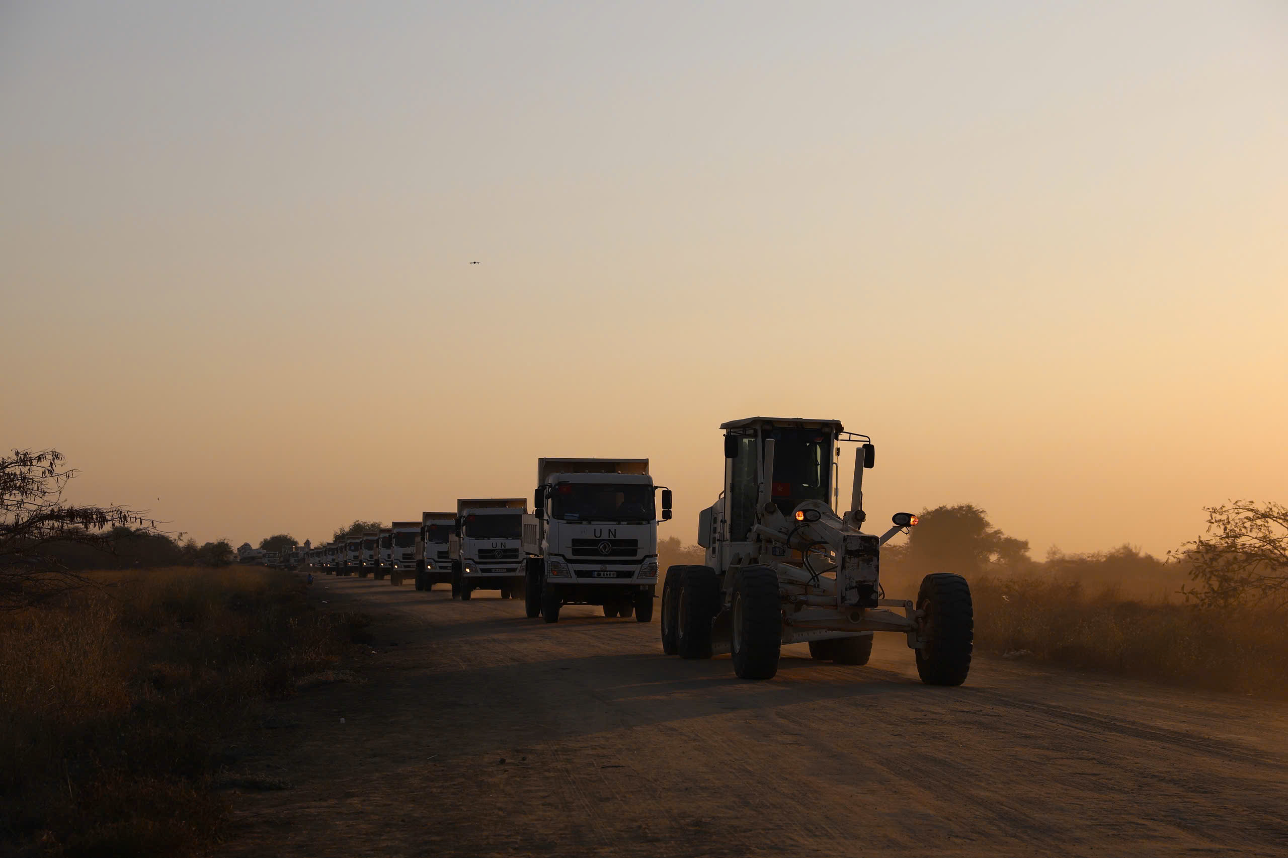 Lính mũ nồi xanh 'ăn cơm bụi đỏ', làm việc xuyên tuần giữa chảo lửa 50 độ - Ảnh 1.