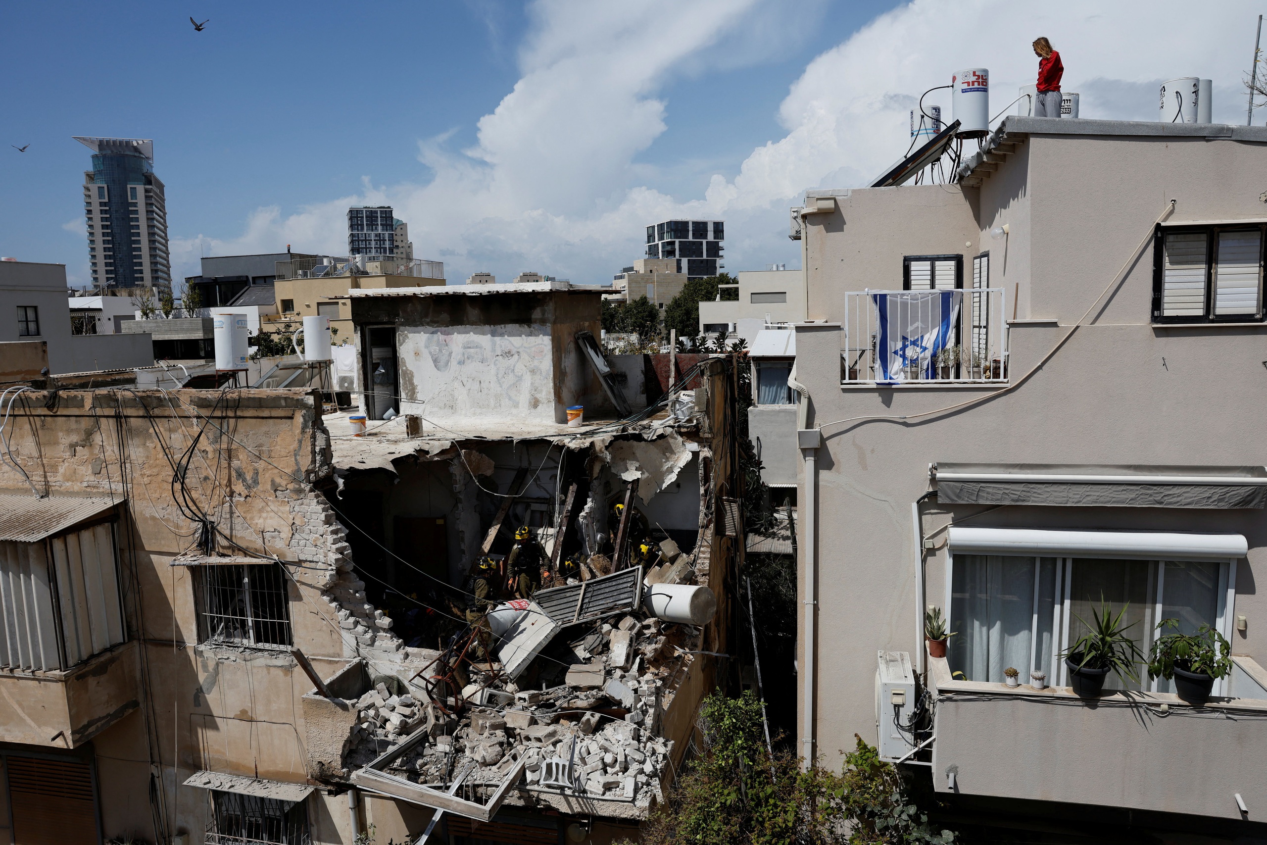 Iran dọa đóng chặt Hormuz, trả đũa vào vùng Vịnh sau tối hậu thư của ông Trump - Ảnh 1.