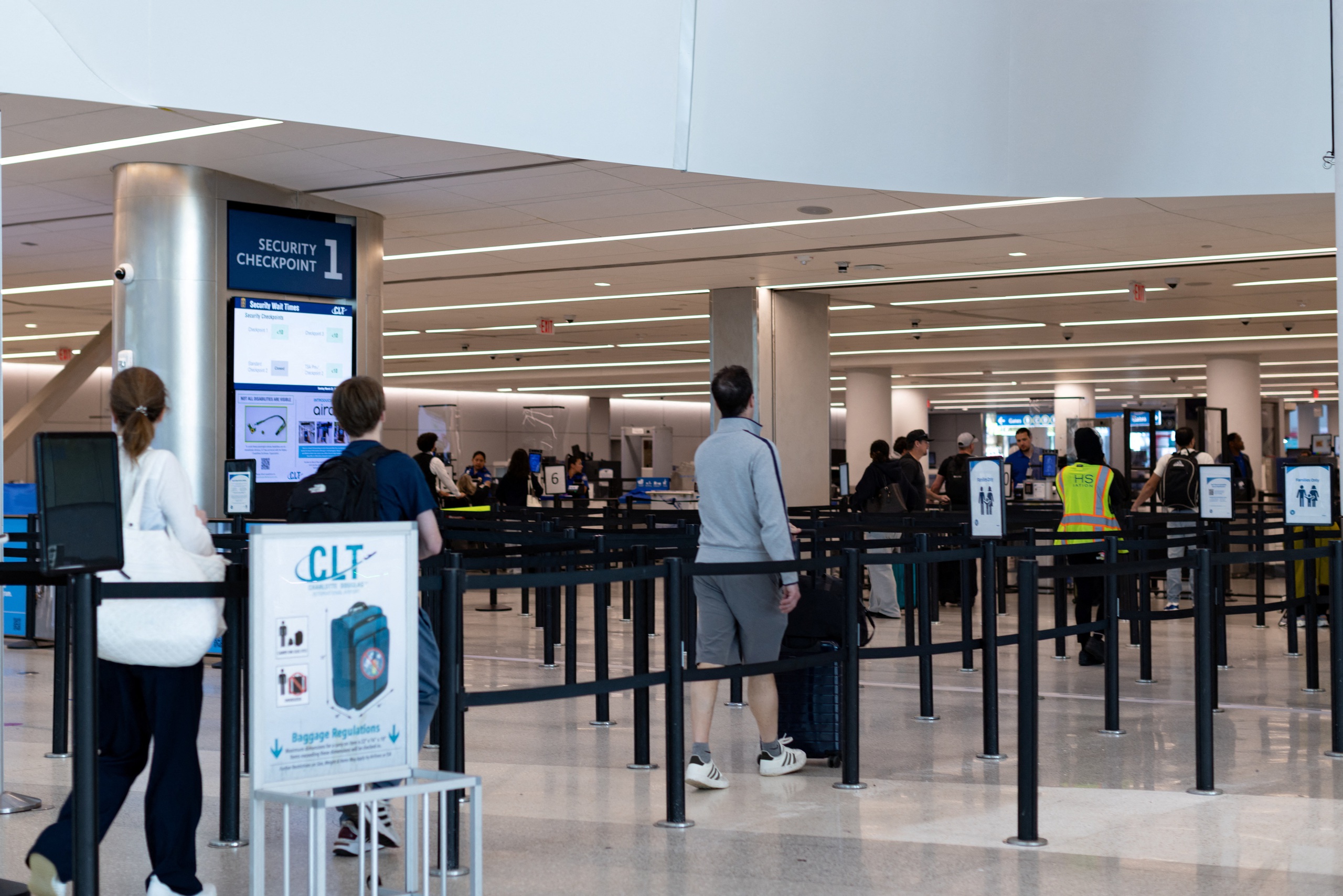 &Ocirc;ng Trump điều động đặc vụ ICE đến s&acirc;n bay - Ảnh 1.