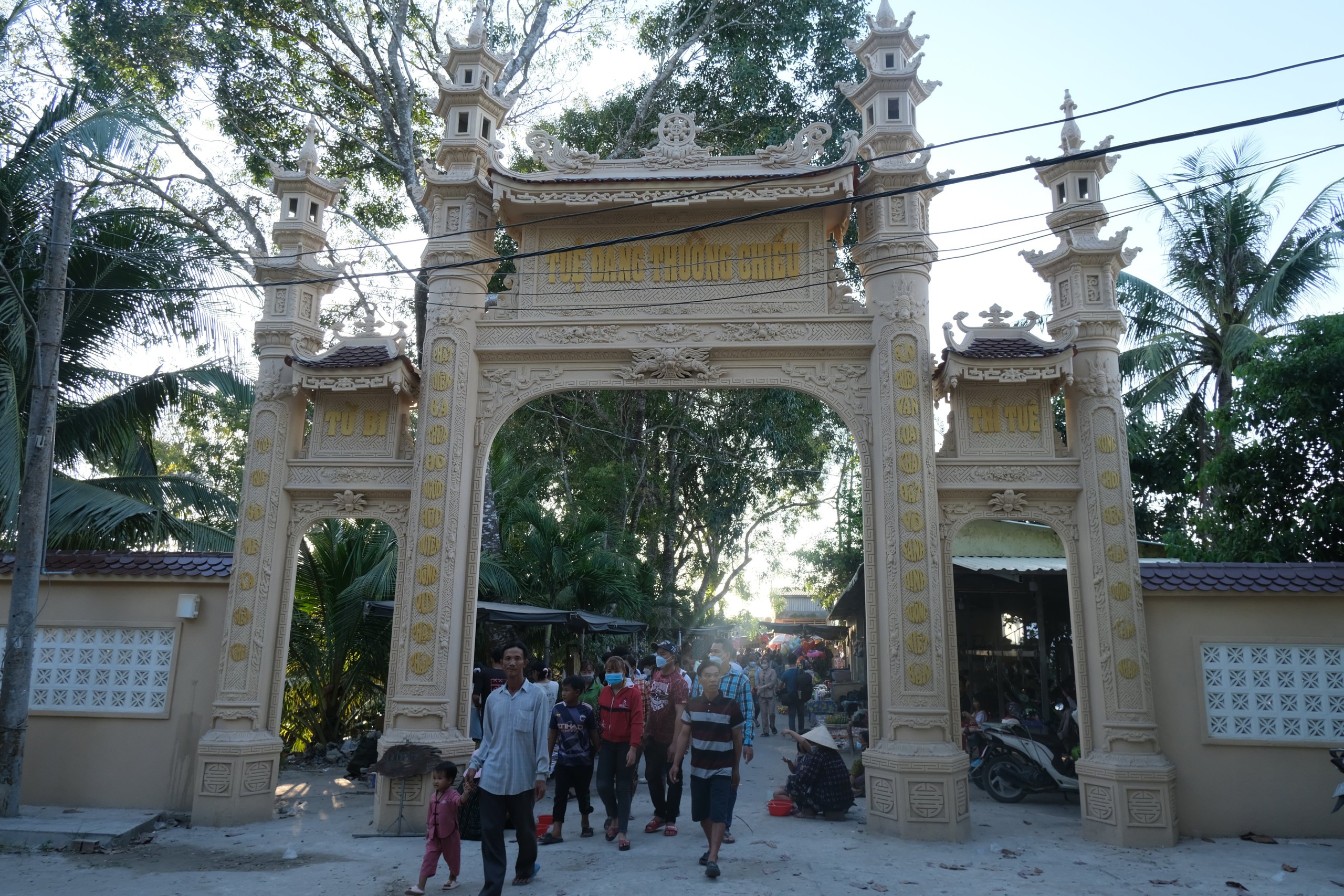 Ng&ocirc;i ch&ugrave;a miền T&acirc;y lo hậu sự cho h&agrave;ng ng&agrave;n người suốt nhiều năm - Ảnh 1.