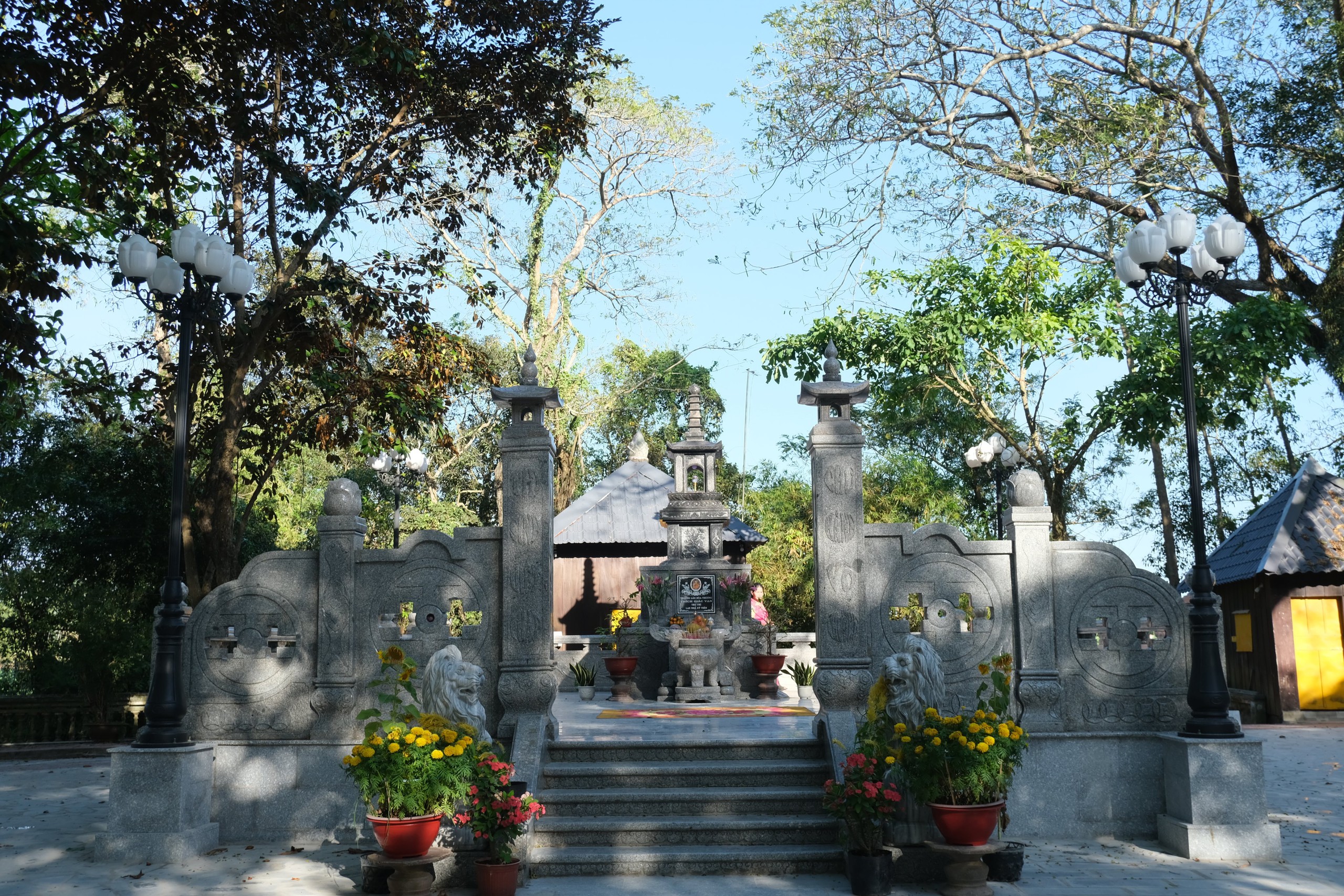 Ng&ocirc;i ch&ugrave;a miền T&acirc;y lo hậu sự cho h&agrave;ng ng&agrave;n người suốt nhiều năm - Ảnh 4.