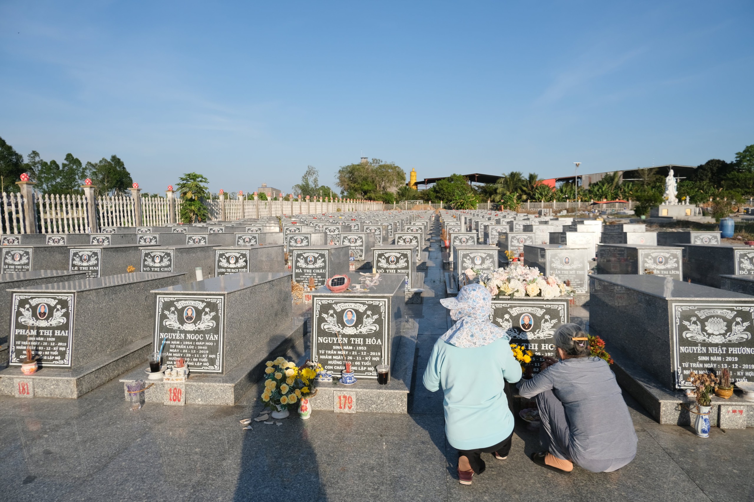 Ng&ocirc;i ch&ugrave;a miền T&acirc;y lo hậu sự cho h&agrave;ng ng&agrave;n người suốt nhiều năm - Ảnh 3.