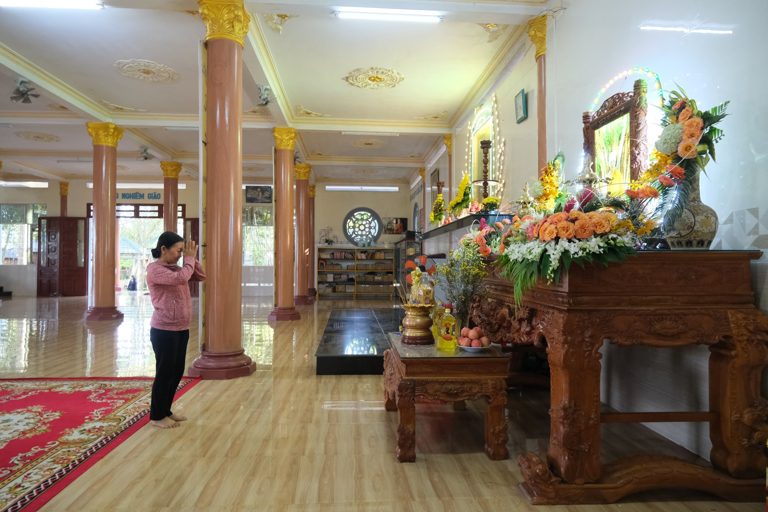 Ng&ocirc;i ch&ugrave;a miền T&acirc;y lo hậu sự cho h&agrave;ng ng&agrave;n người suốt nhiều năm - Ảnh 2.