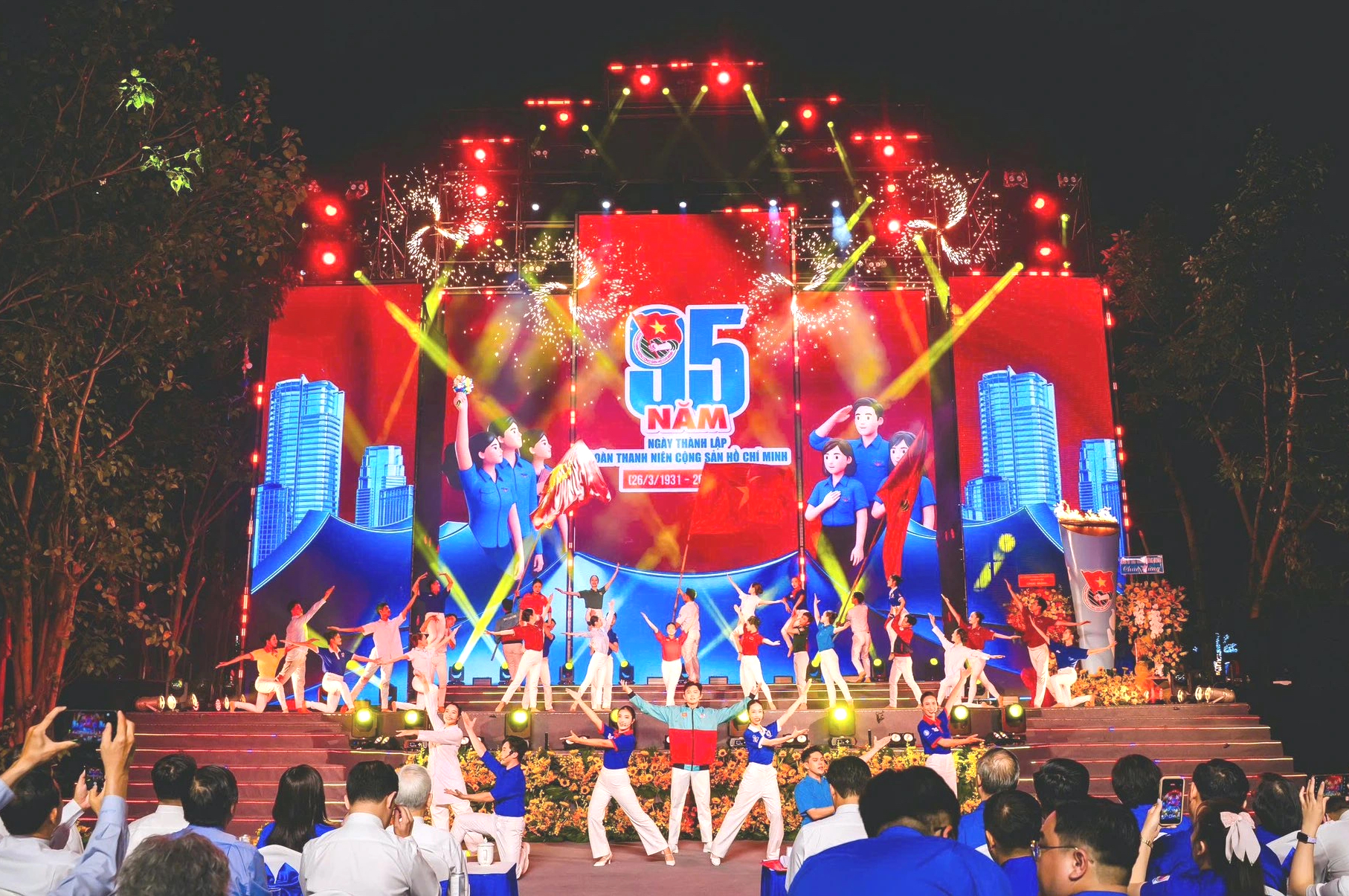 Nơi nào cần sự dấn thân, hy sinh đều có sự hiện diện của người trẻ - Ảnh 3.