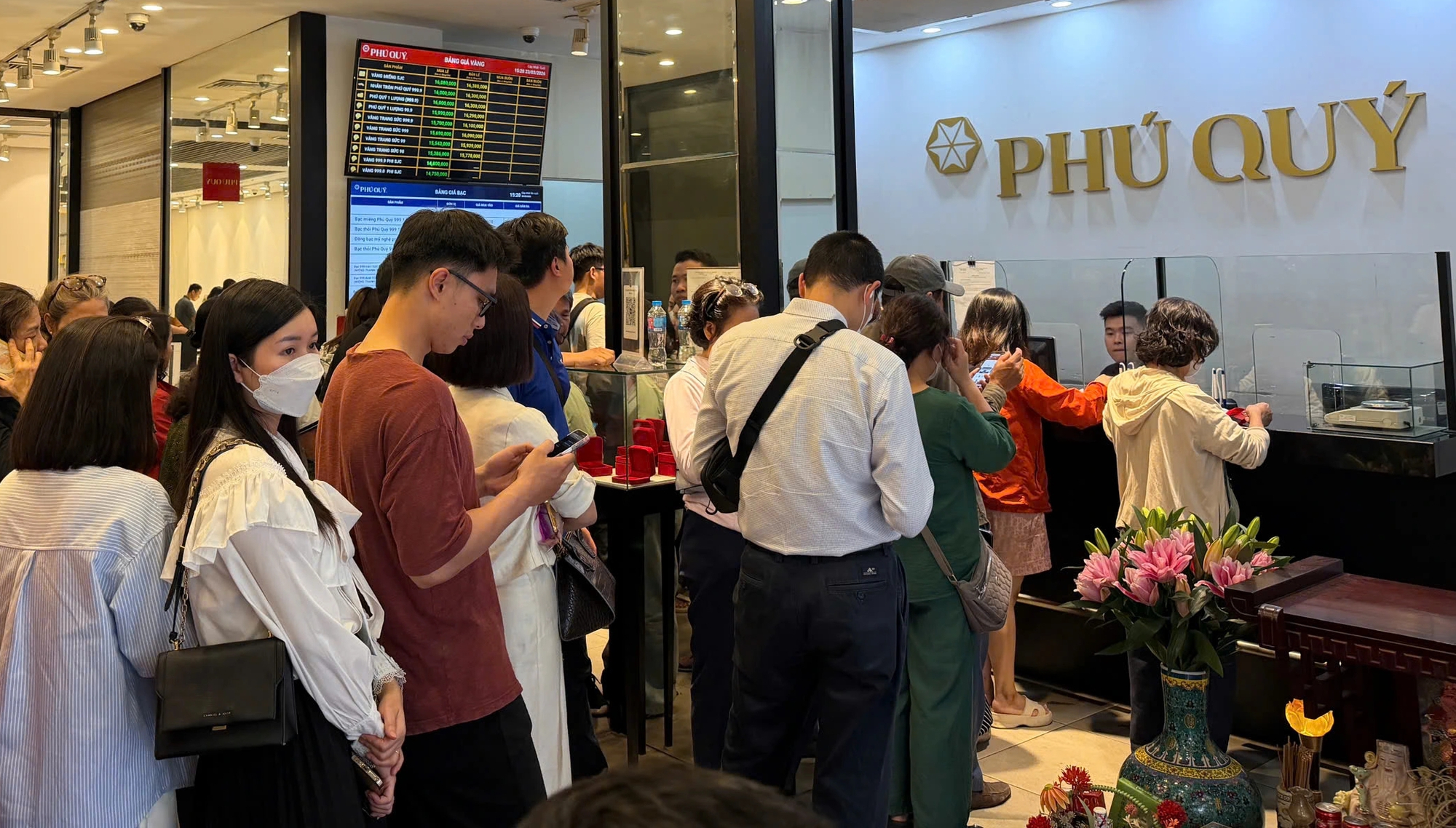 Giá vàng cao hơn thế giới 30 triệu/lượng, người mua đối mặt rủi ro kép- Ảnh 1.