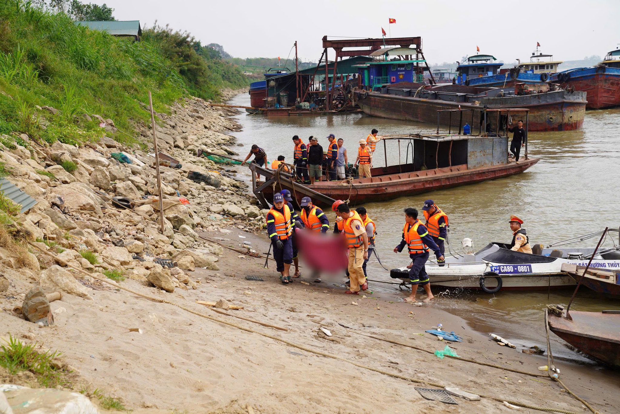 16 cảnh sát quần thảo trên sông Hồng tìm kiếm 2 nạn nhân bị chìm tàu- Ảnh 2.