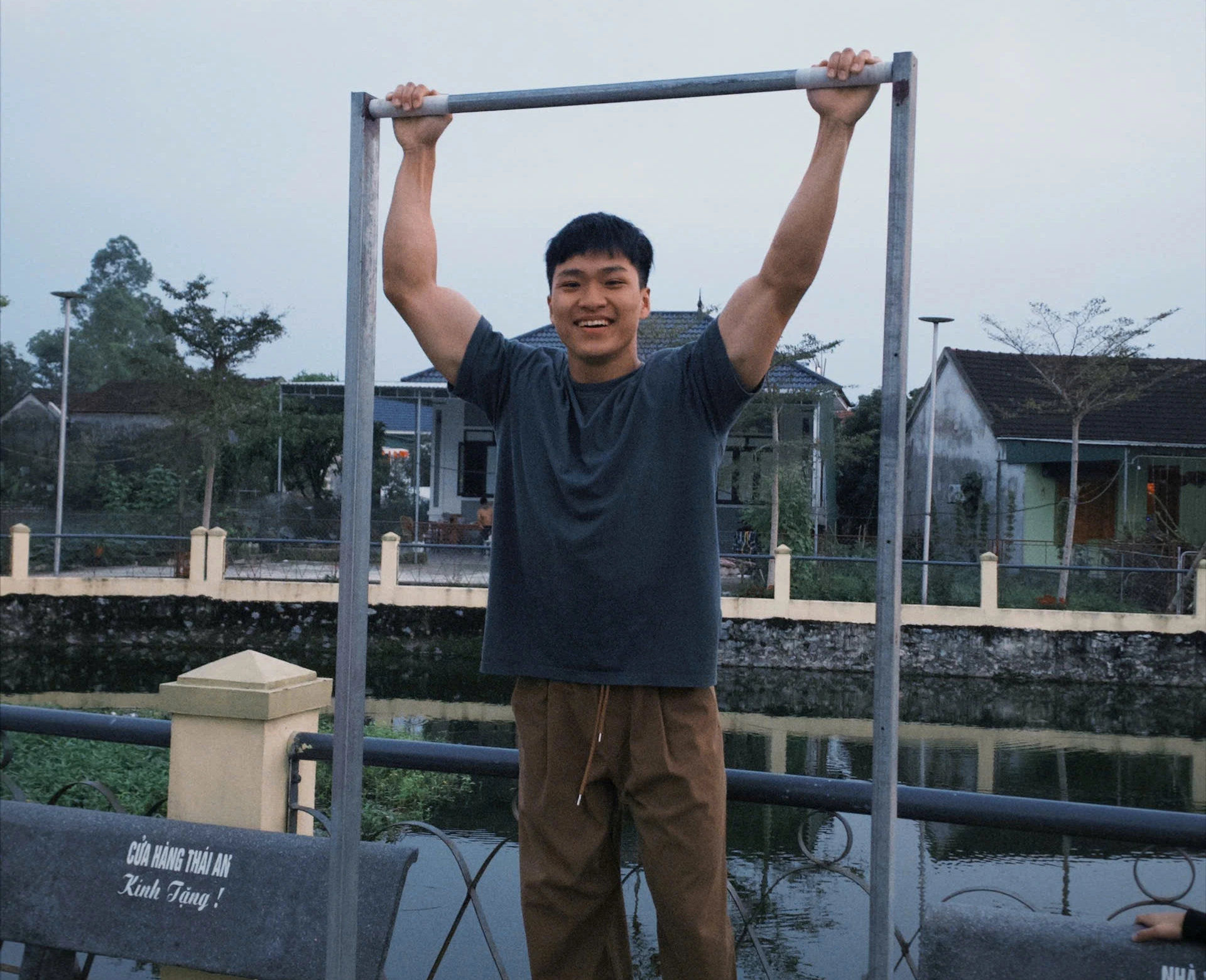 Chàng trai 6 năm tập thể hình ngoài đường phố vô địch cuộc thi sức bền Chàng trai 6 năm tập thể hình ngoài đường phố vô địch cuộc thi sức bền