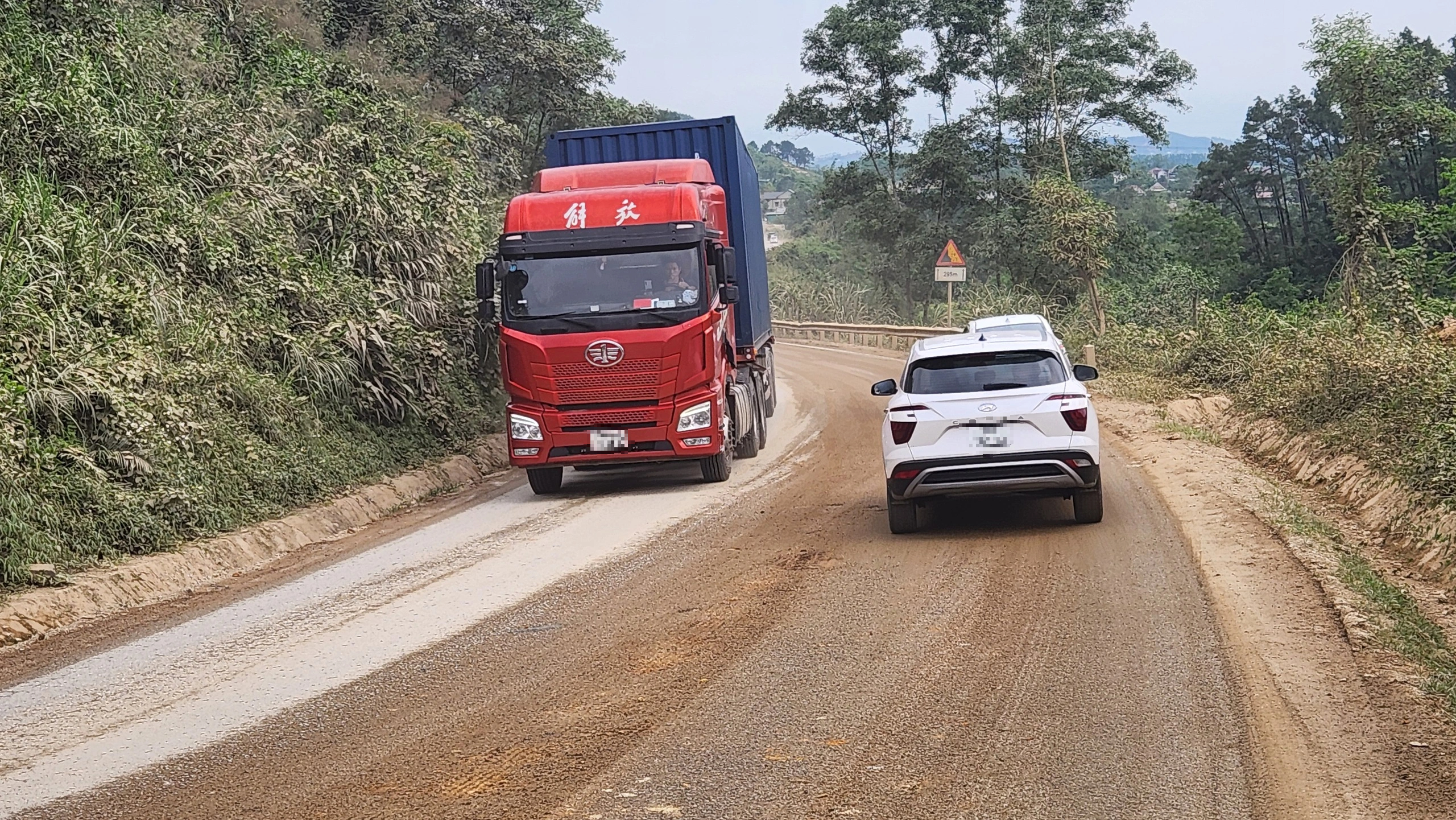 H&agrave;ng loạt 'bẫy' ổ voi, ổ g&agrave; tr&ecirc;n quốc lộ 15 qua H&agrave; Tĩnh- Ảnh 5.