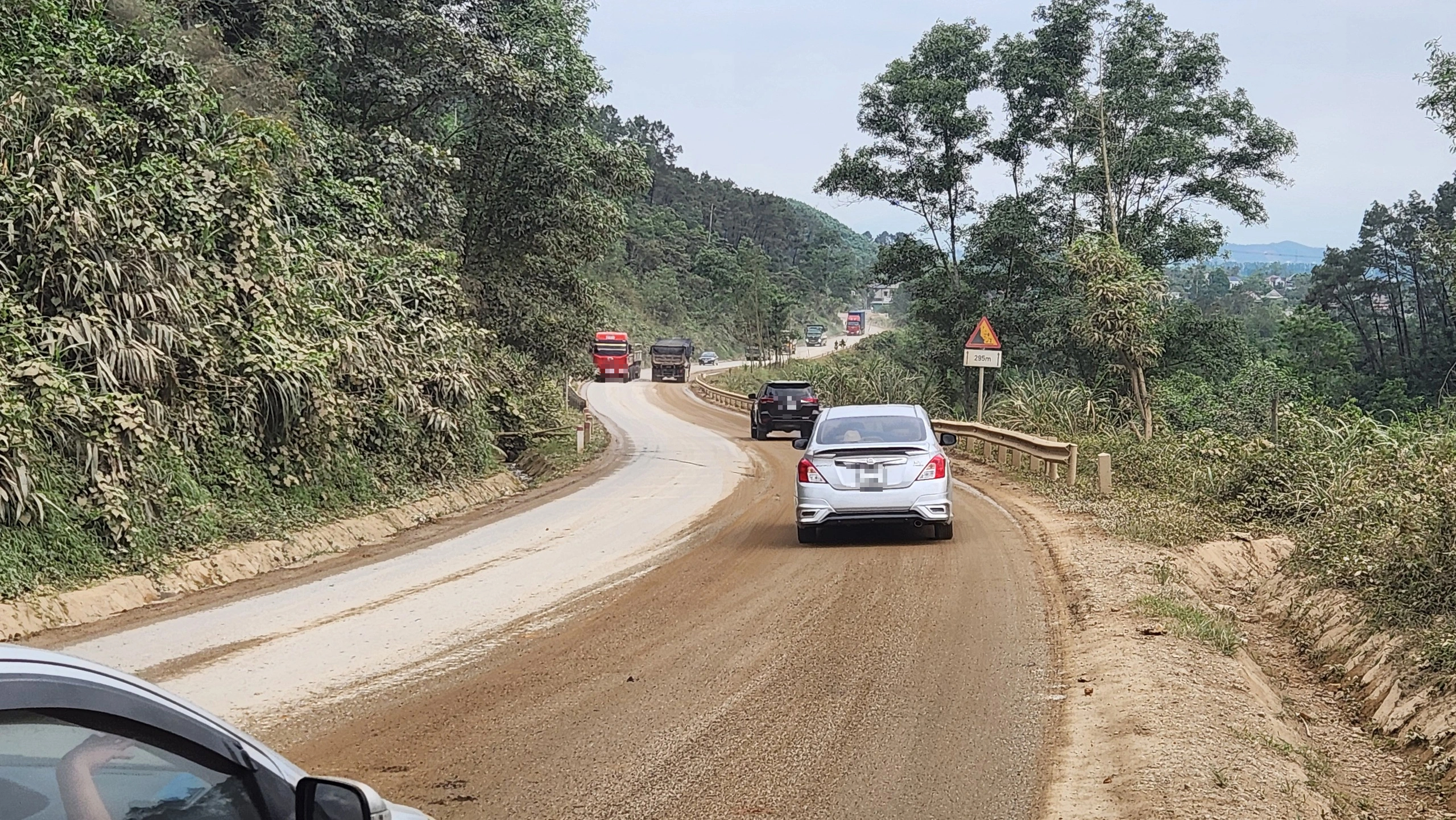 H&agrave;ng loạt 'bẫy' ổ voi, ổ g&agrave; tr&ecirc;n quốc lộ 15 qua H&agrave; Tĩnh- Ảnh 1.