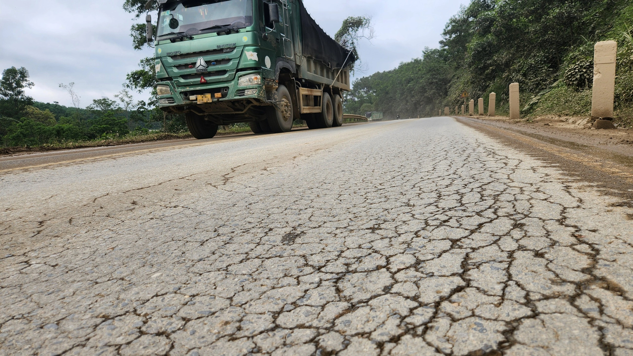 H&agrave;ng loạt 'bẫy' ổ voi, ổ g&agrave; tr&ecirc;n quốc lộ 15 qua H&agrave; Tĩnh- Ảnh 3.