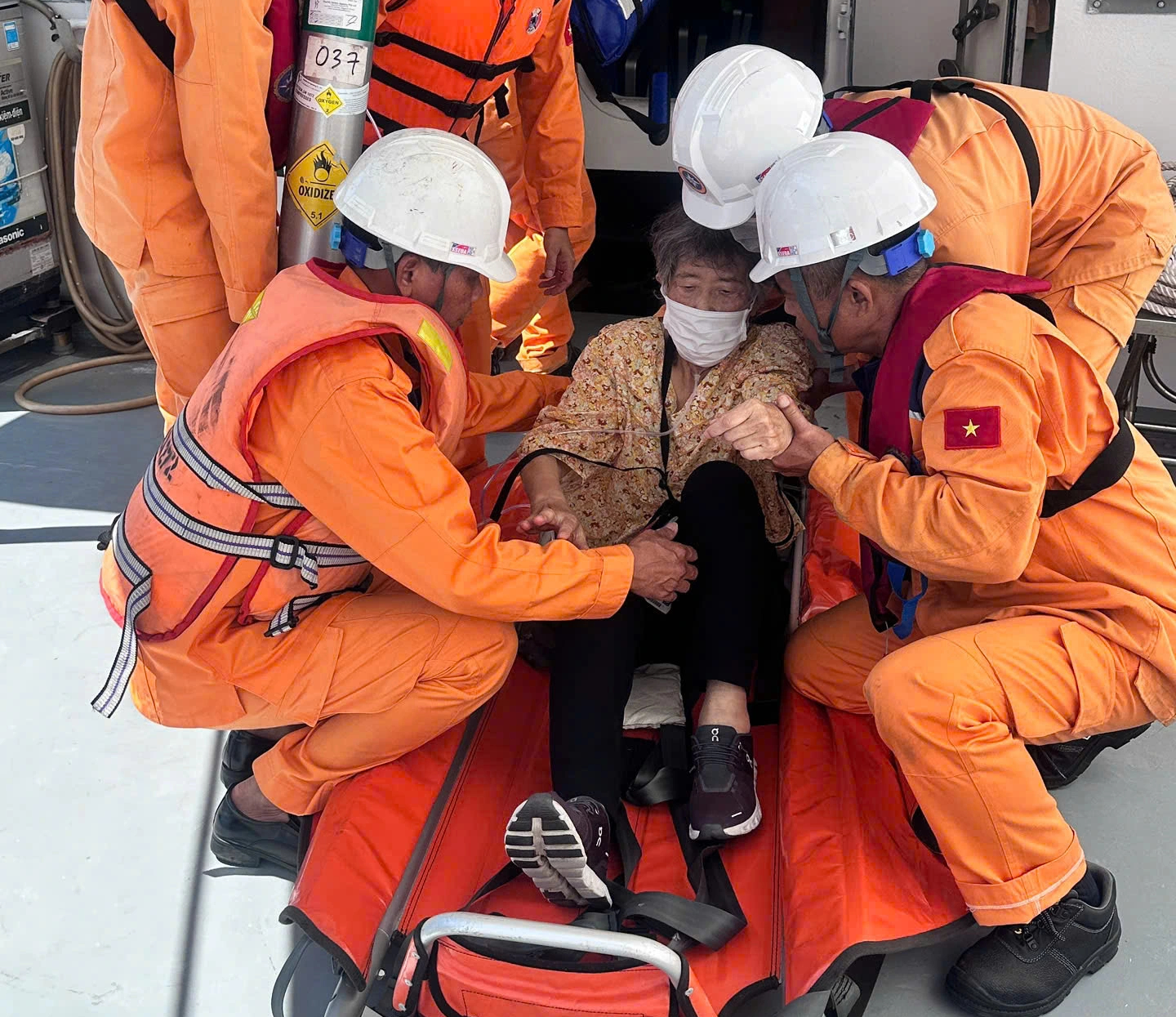 Cứu 2 khách Nhật trên tàu du lịch nước ngòai gặp tình trạng sức khỏe nguy kịch - Ảnh 1.