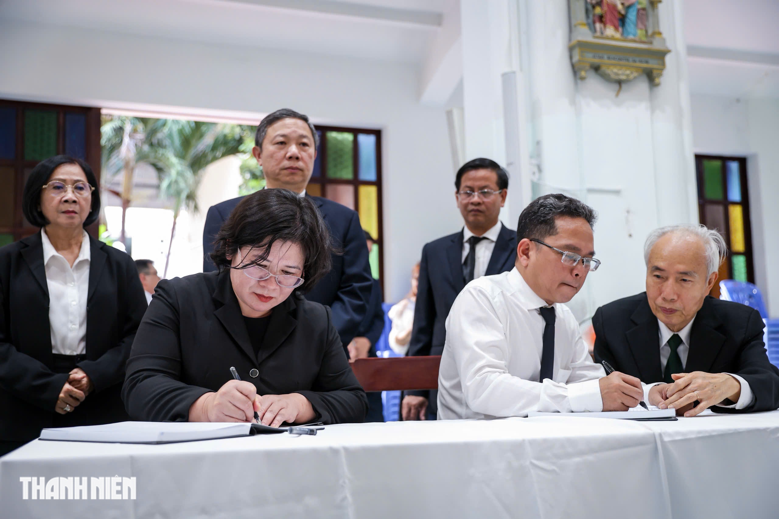 Lãnh đạo TP.HCM viếng Đức Hồng y Gioan Baotixita Phạm Minh Mẫn- Ảnh 7. Lãnh đạo TP.HCM viếng Đức Hồng y Gioan Baotixita Phạm Minh Mẫn- Ảnh 7.