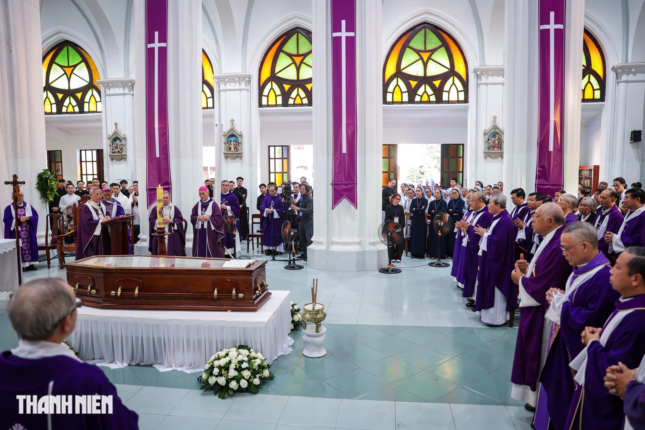 Tôn nghiêm nghi thức tẩn liệm Đức Hồng y Gioan Baotixita Phạm Minh Mẫn- Ảnh 8. Tôn nghiêm nghi thức tẩn liệm Đức Hồng y Gioan Baotixita Phạm Minh Mẫn- Ảnh 8.