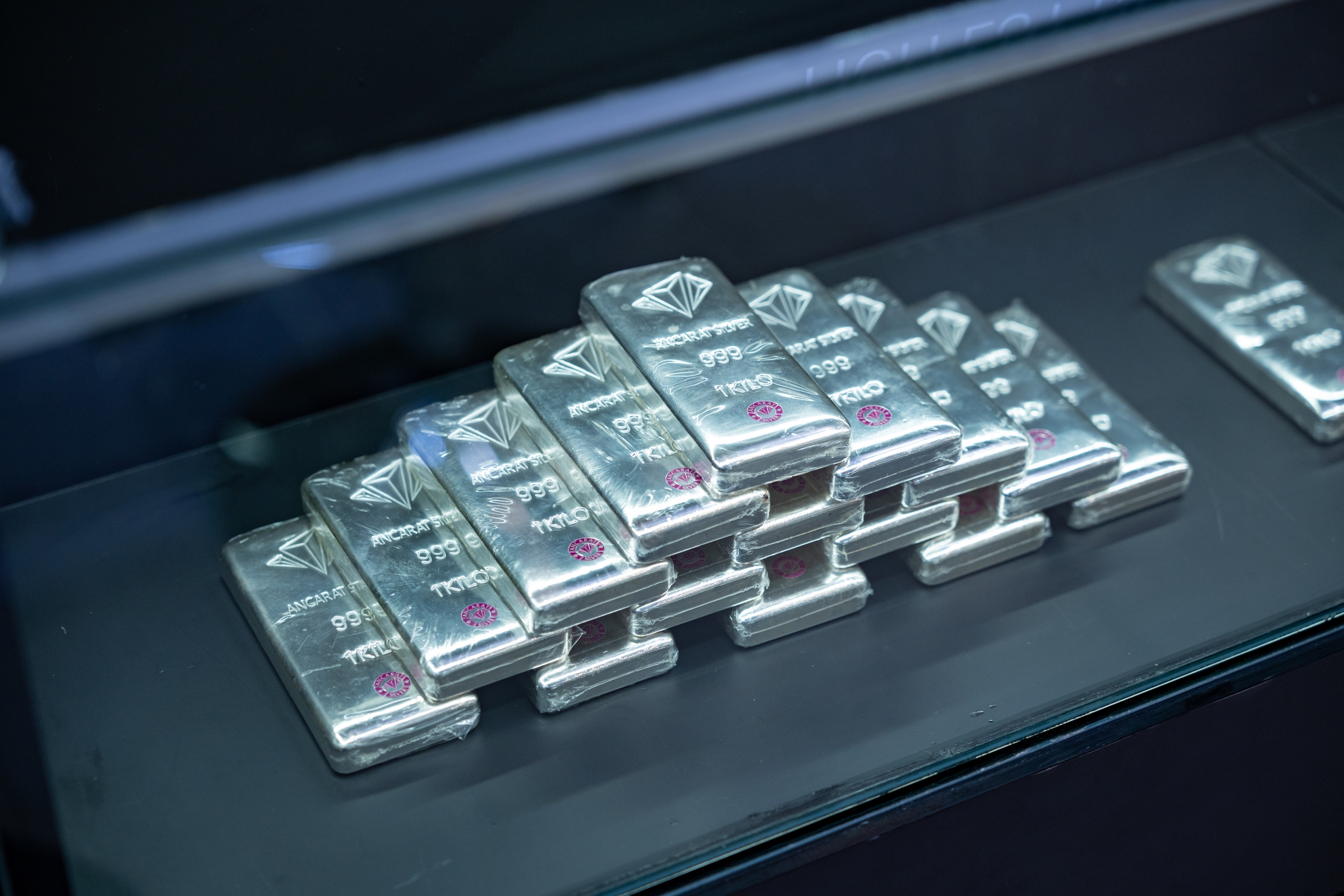 Giá vàng và giá bạc 'rơi thẳng đứng', lỗ 14,6 triệu/lượng vàng trong tuần - Ảnh 1.