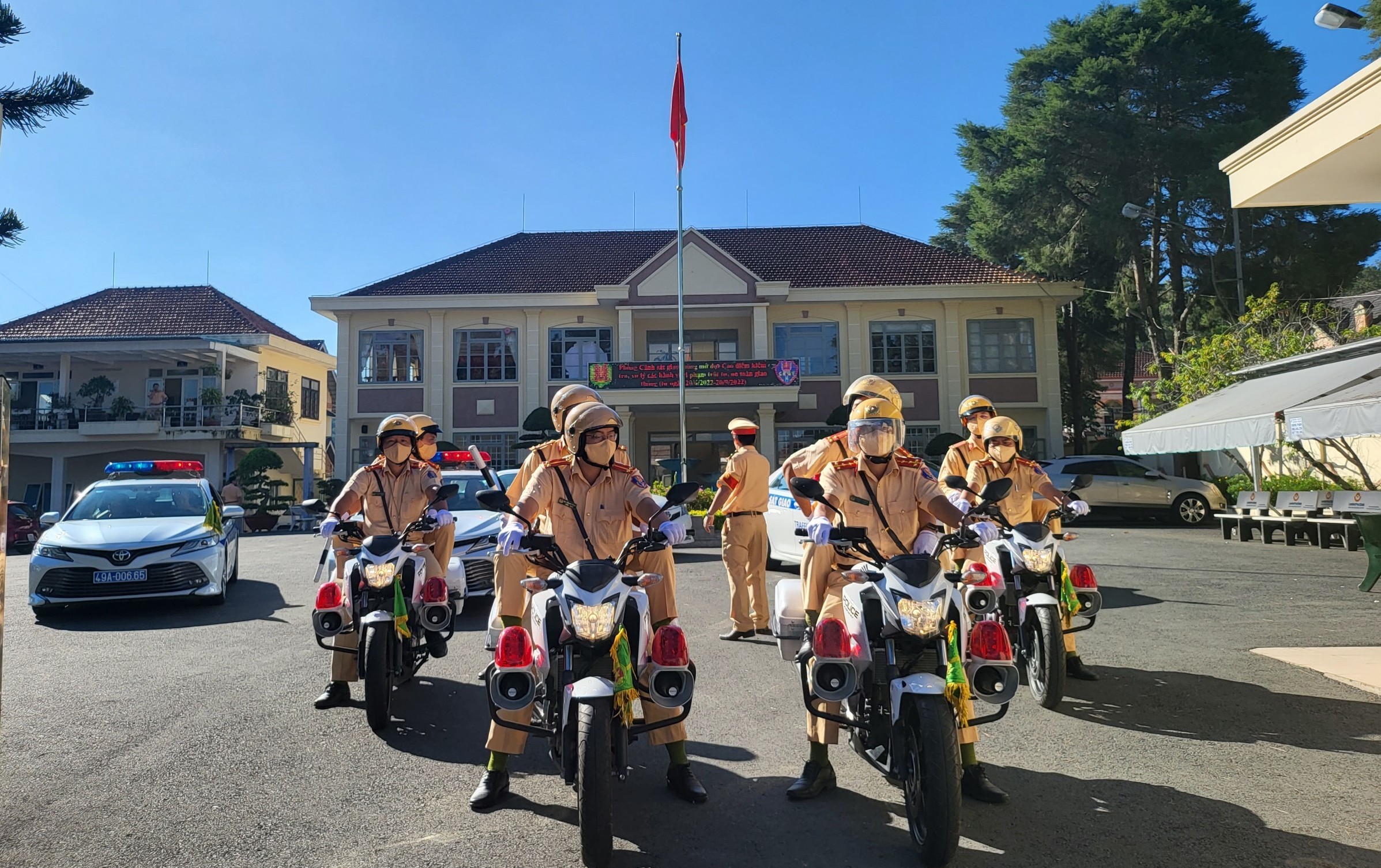 Lâm Đồng: Phương tiện tự ý lắp đặt thiết bị ưu tiên sẽ bị xử lý nghiêm- Ảnh 1. Lâm Đồng: Phương tiện tự ý lắp đặt thiết bị ưu tiên sẽ bị xử lý nghiêm- Ảnh 1.