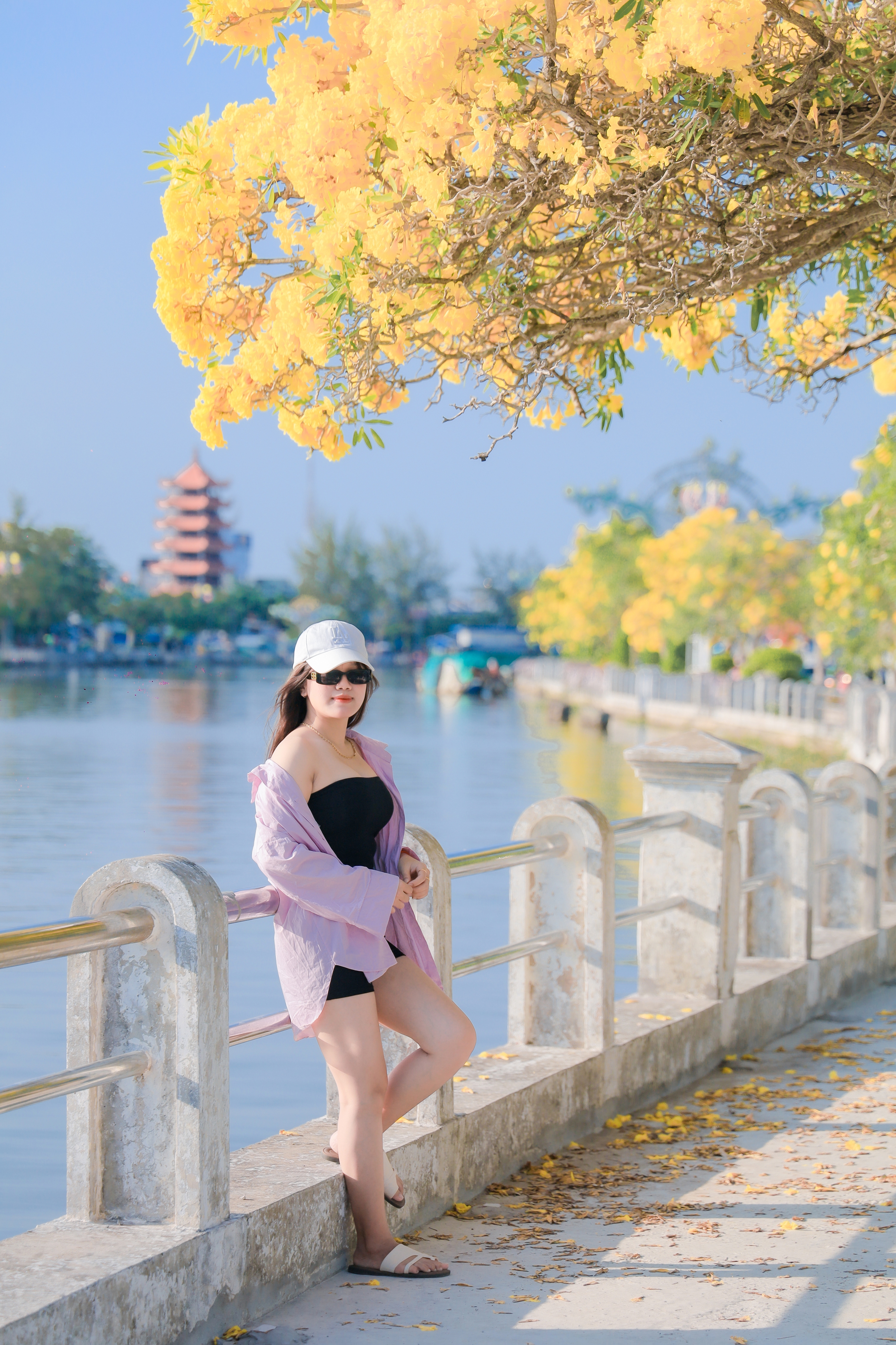 Đường hoa k&egrave;n v&agrave;ng rực rỡ b&ecirc;n d&ograve;ng Long B&igrave;nh thu h&uacute;t bạn trẻ check in - Ảnh 6.