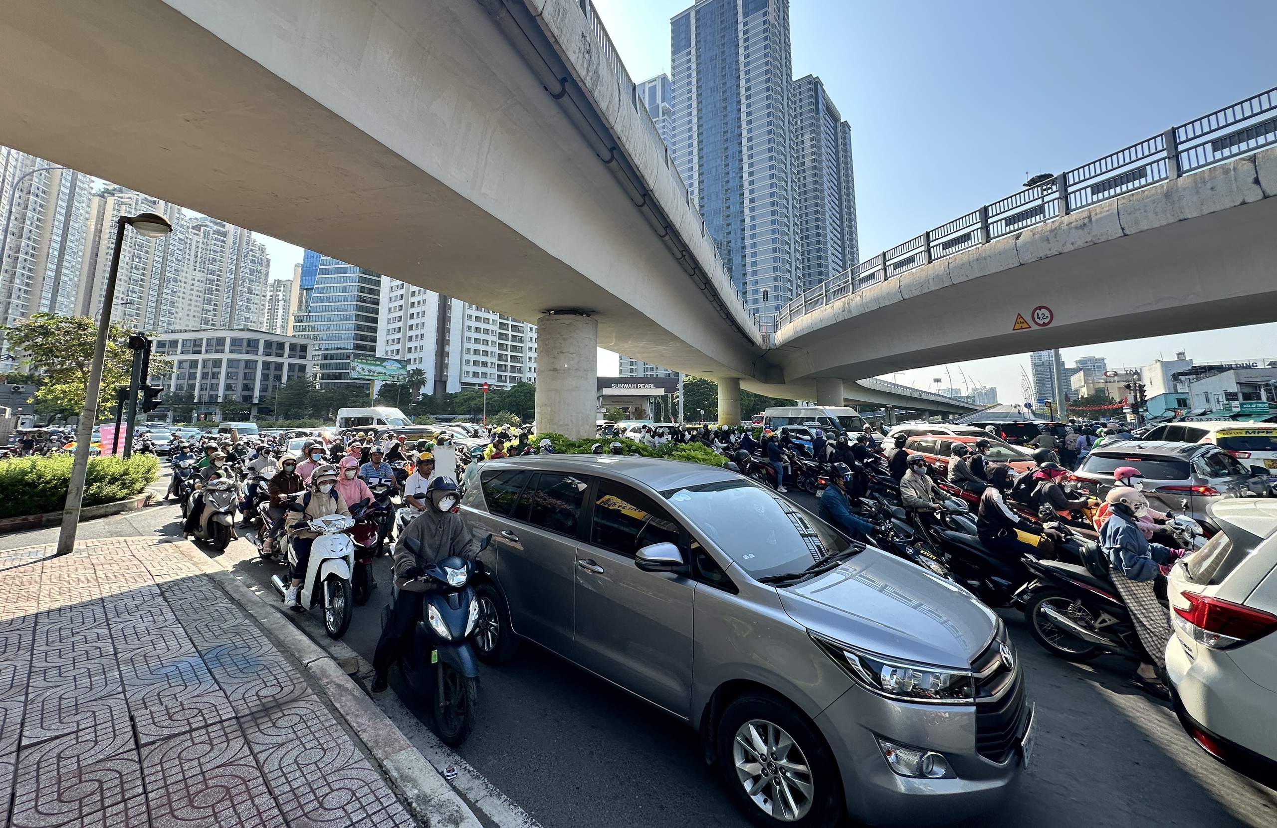 Kẹt xe nhiều tuyến đường ở trung tâm TP.HCM vào sáng nay - Ảnh 4.