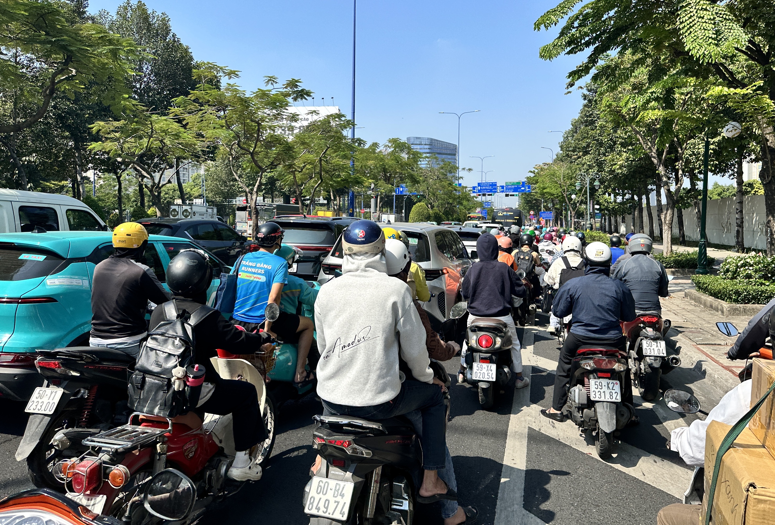 Kẹt xe nhiều tuyến đường ở trung tâm TP.HCM vào sáng nay - Ảnh 3.