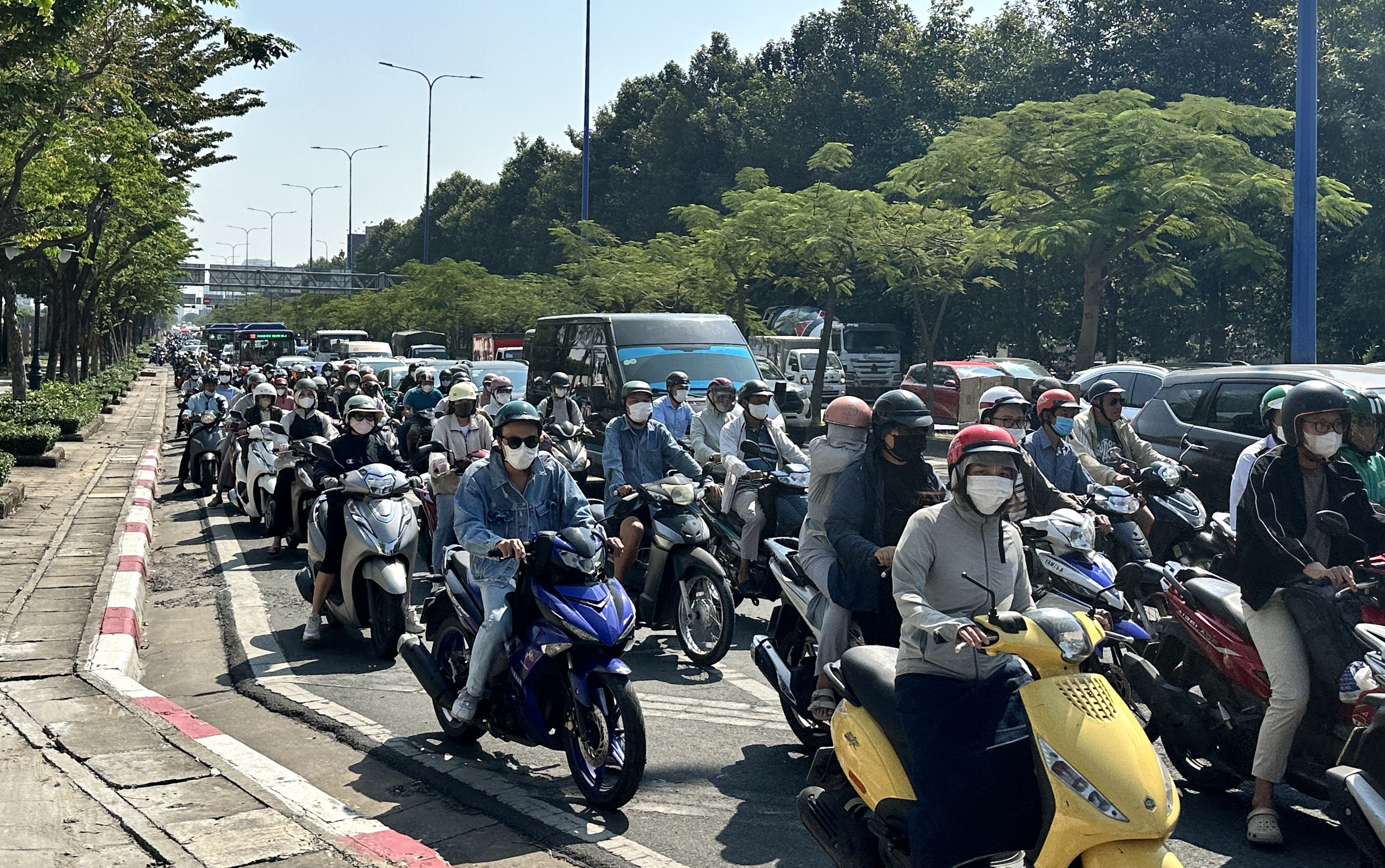 Kẹt xe nhiều tuyến đường ở trung tâm TP.HCM vào sáng nay - Ảnh 2.