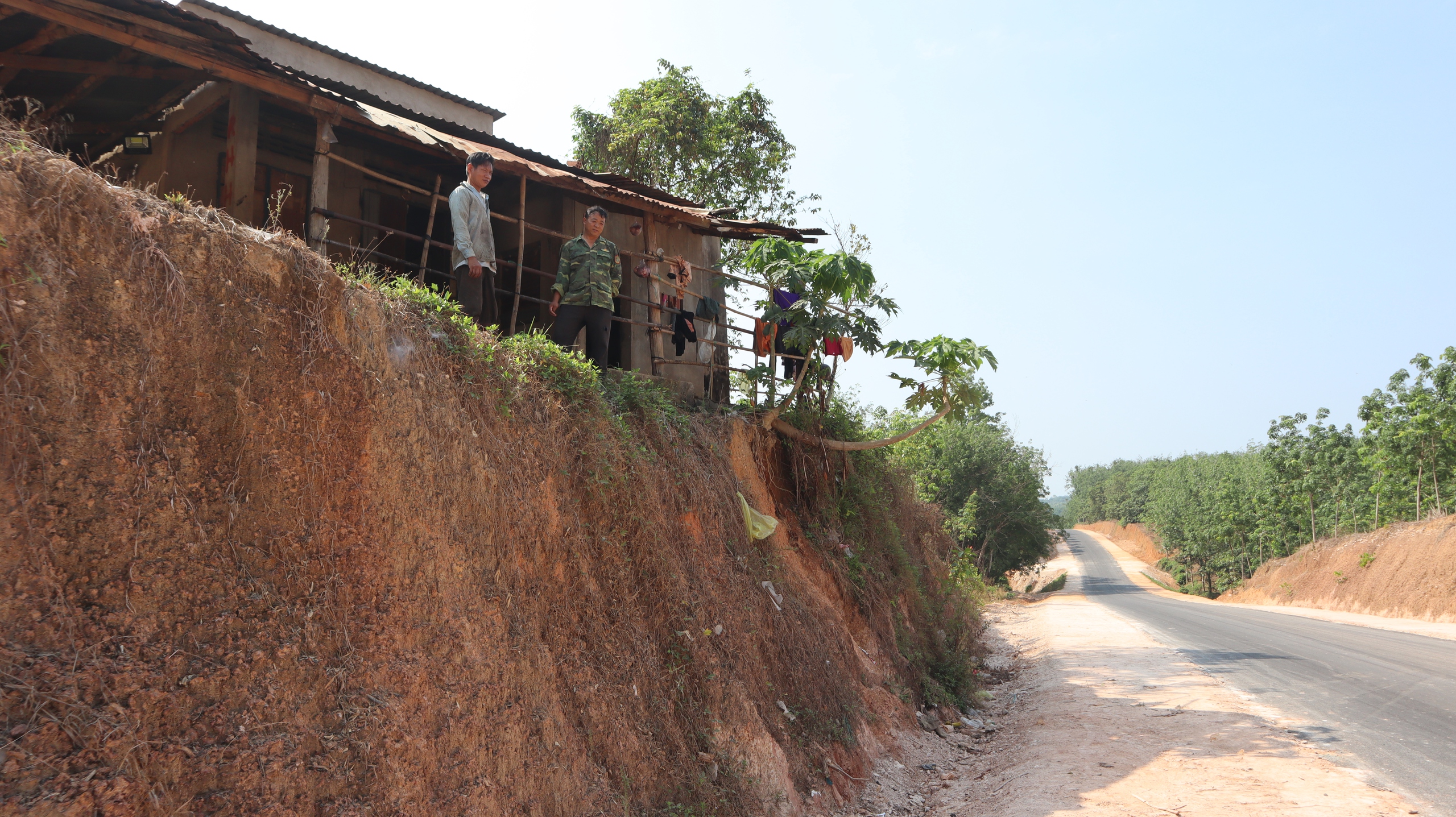 Đồng Nai: Thêm tuyến đường thi công khiến nhà dân chênh vênh bên mép vực sâu   - Ảnh 2.