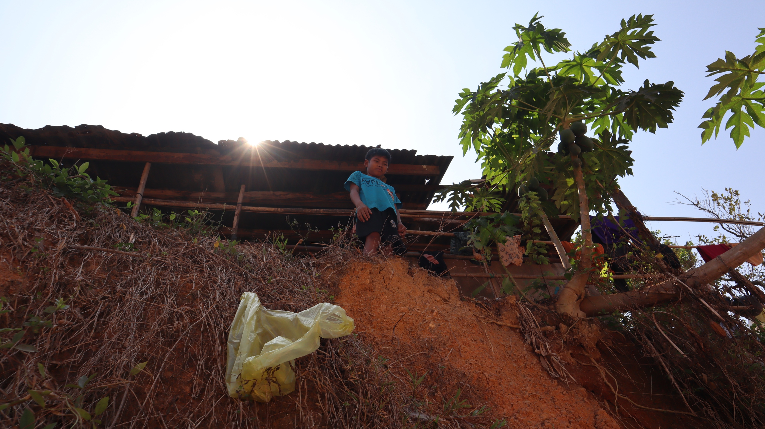 Đồng Nai: Thêm tuyến đường thi công khiến nhà dân chênh vênh bên mép vực sâu   - Ảnh 3.