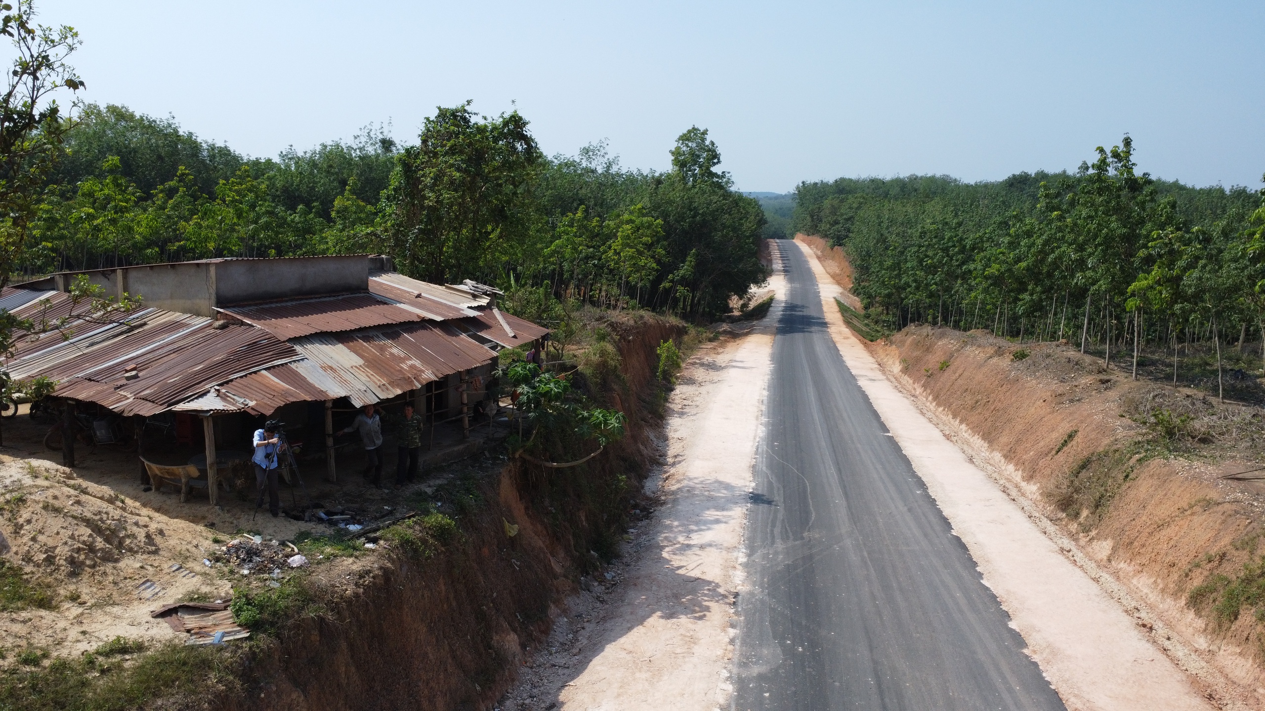 Đồng Nai: Thêm tuyến đường thi công khiến nhà dân chênh vênh bên mép vực sâu   - Ảnh 1.