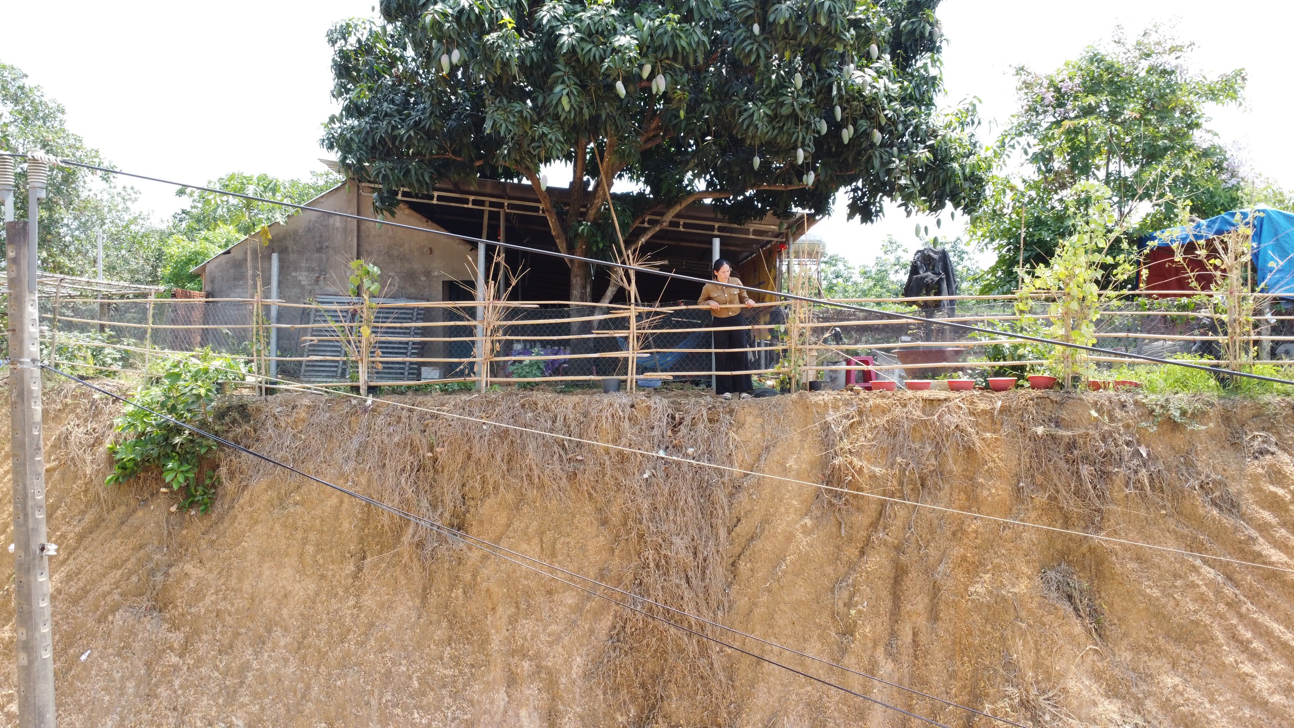 Đồng Nai: Thêm tuyến đường thi công khiến nhà dân chênh vênh bên mép vực sâu   - Ảnh 10.