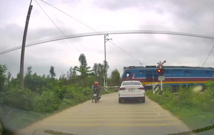 Xác minh 2 nữ sinh Hà Tĩnh liều lĩnh vượt gác chắn trước đầu tàu hỏa- Ảnh 2.