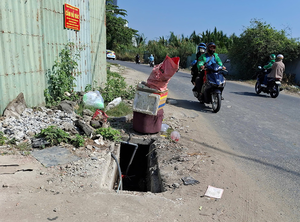 Hố Ga Mất Nắp Đậy Trước Nhà Số 579 Đào Trí, Phường Phú Thuận: Nguy Hiểm Cho Người Đi Đường