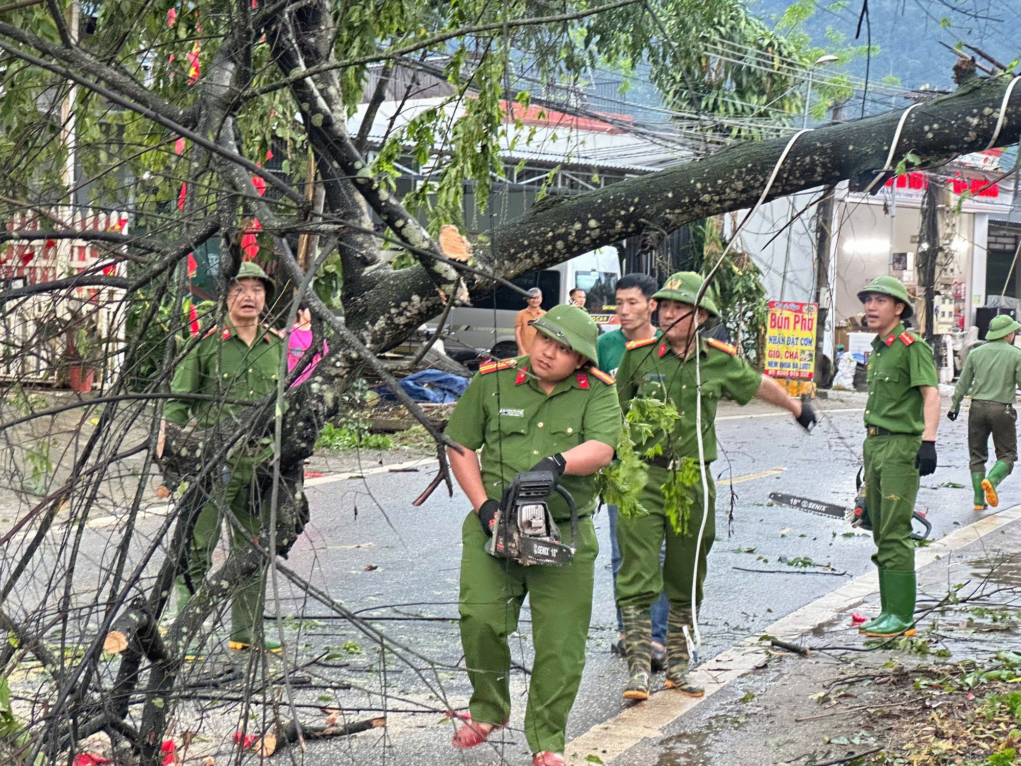 - Ảnh 1. 3 tỉnh có mưa giông, 2 người bị thương, 824 ngôi nhà bị hư hỏng - Ảnh 1.