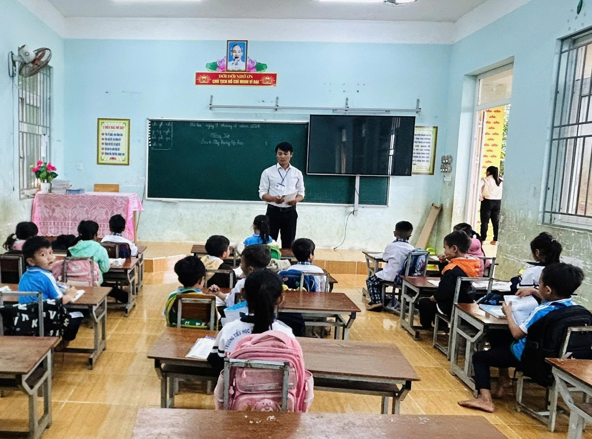 'Gieo chữ' tr&ecirc;n non: H&agrave;nh tr&igrave;nh nhọc nhằn của người thầy - Ảnh 1.