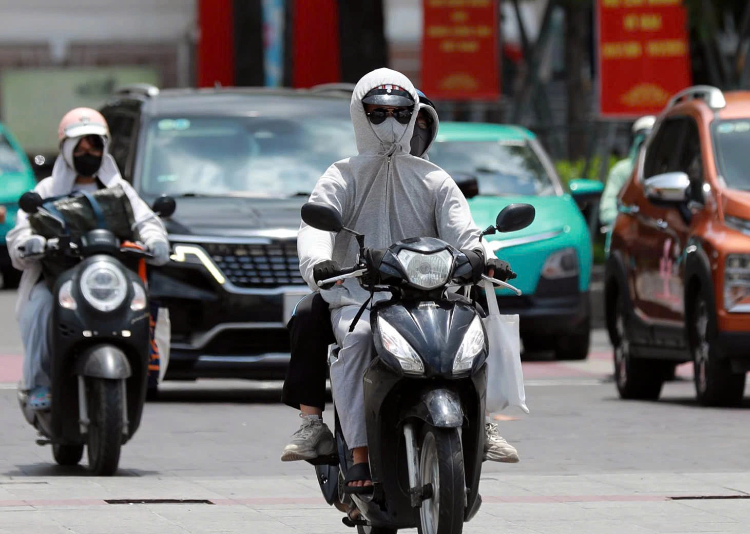 TP.HCM bước v&agrave;o cao điểm nắng n&oacute;ng- Ảnh 1.