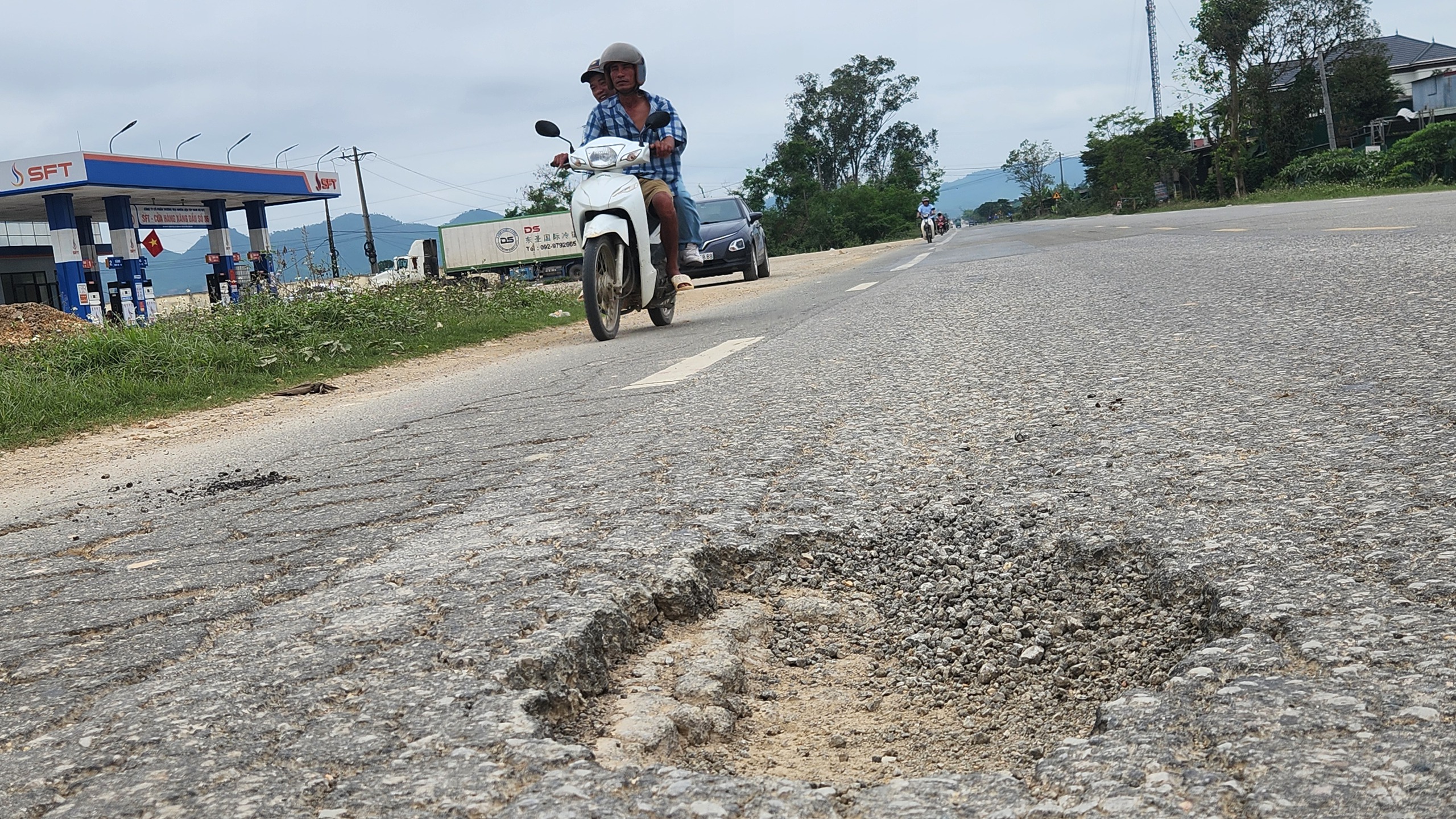 H&agrave;ng loạt 'bẫy' ổ voi, ổ g&agrave; tr&ecirc;n quốc lộ 15 qua H&agrave; Tĩnh- Ảnh 10.