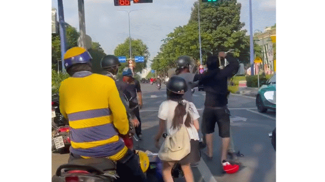 TP.HCM: Hai tài xế ẩu đả giữa giao lộ, nhiều xe máy bị xô ngã- Ảnh 1. TP.HCM: Hai tài xế ẩu đả giữa giao lộ, nhiều xe máy bị xô ngã- Ảnh 1.