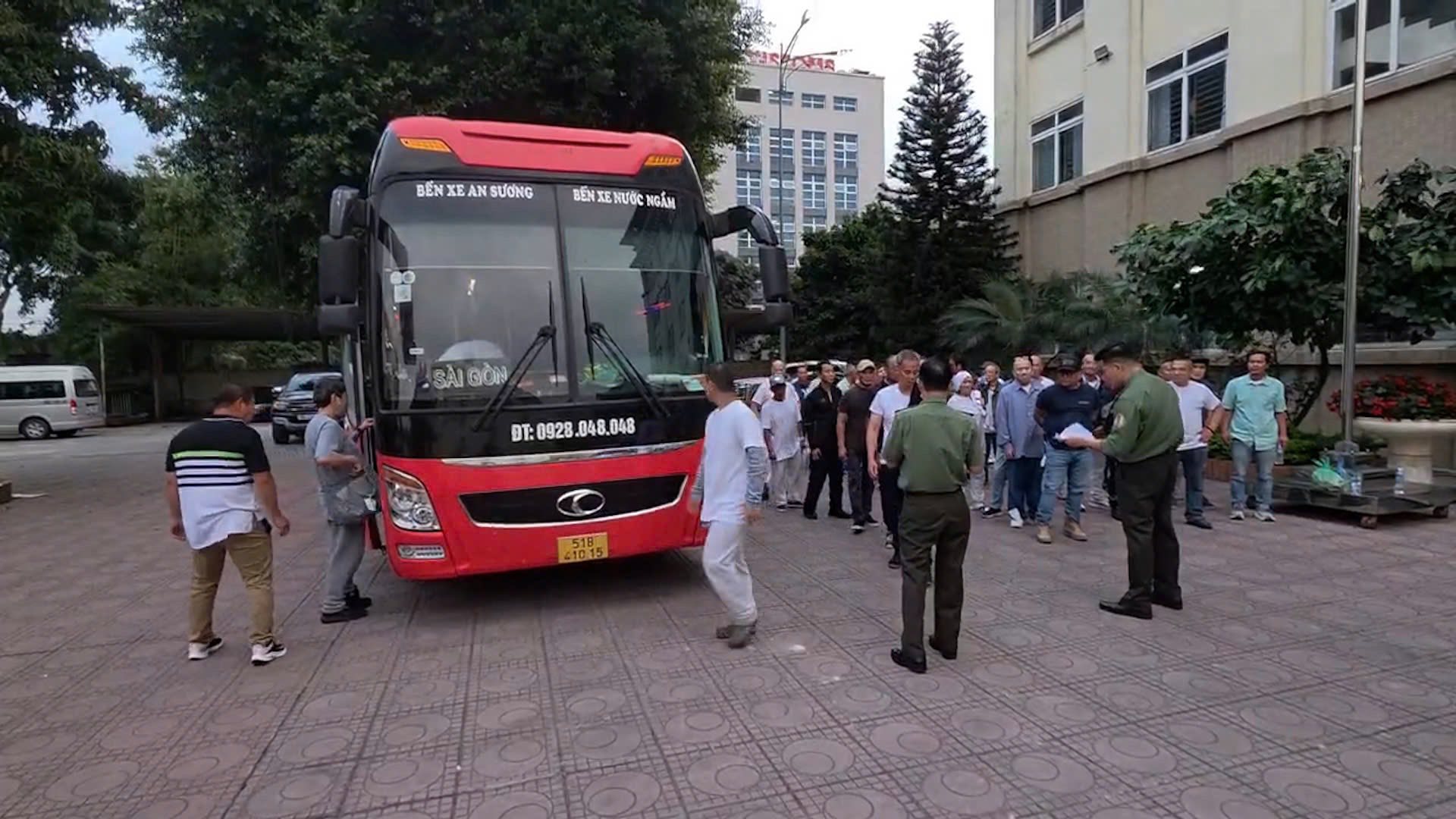 Công an TP.HCM tiếp nhận 34 công dân bị Mỹ trục xuất- Ảnh 3. Công an TP.HCM tiếp nhận 34 công dân bị Mỹ trục xuất- Ảnh 3.