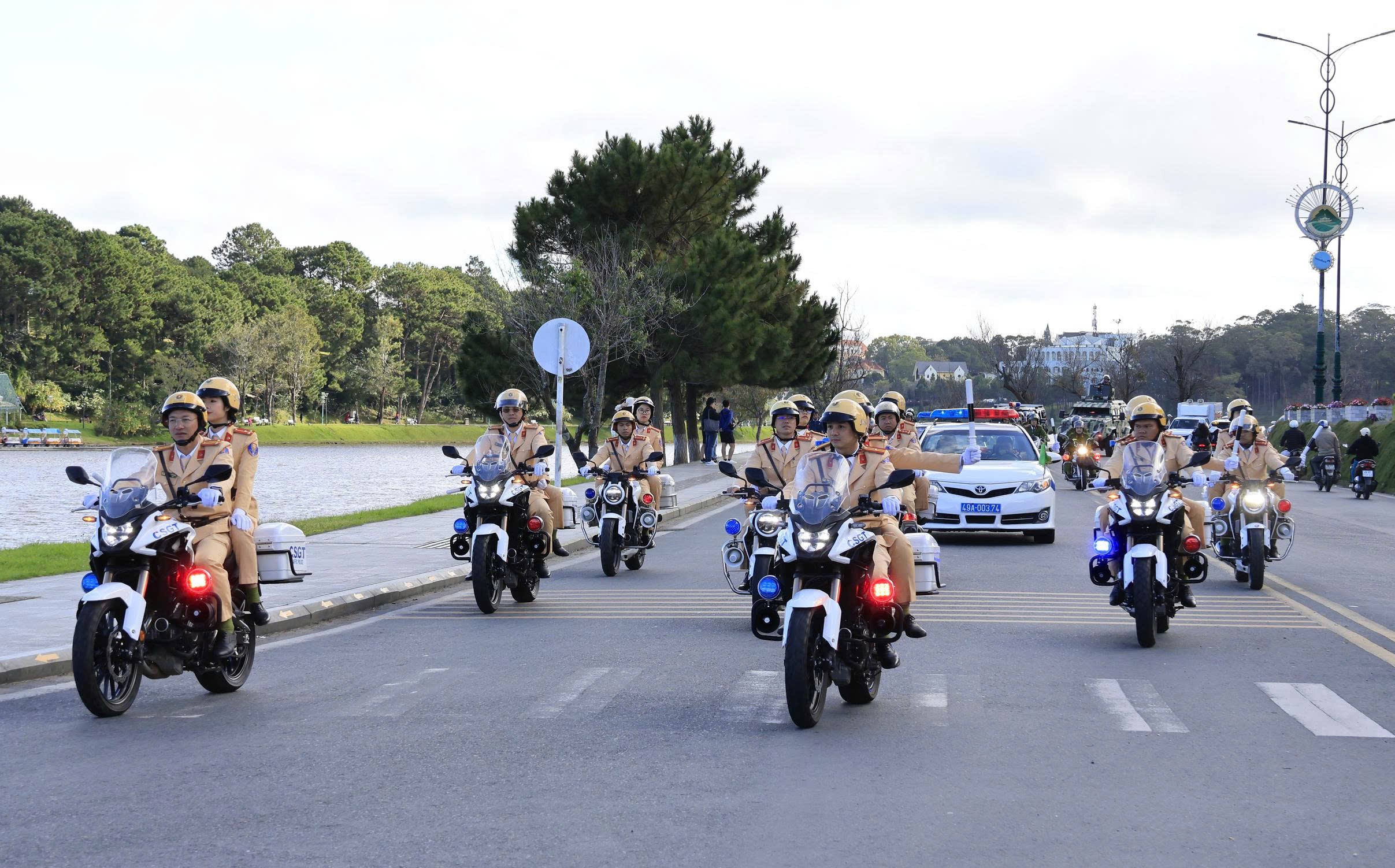 Lâm Đồng: Phương tiện tự ý lắp đặt thiết bị ưu tiên sẽ bị xử lý nghiêm- Ảnh 2. Lâm Đồng: Phương tiện tự ý lắp đặt thiết bị ưu tiên sẽ bị xử lý nghiêm- Ảnh 2.