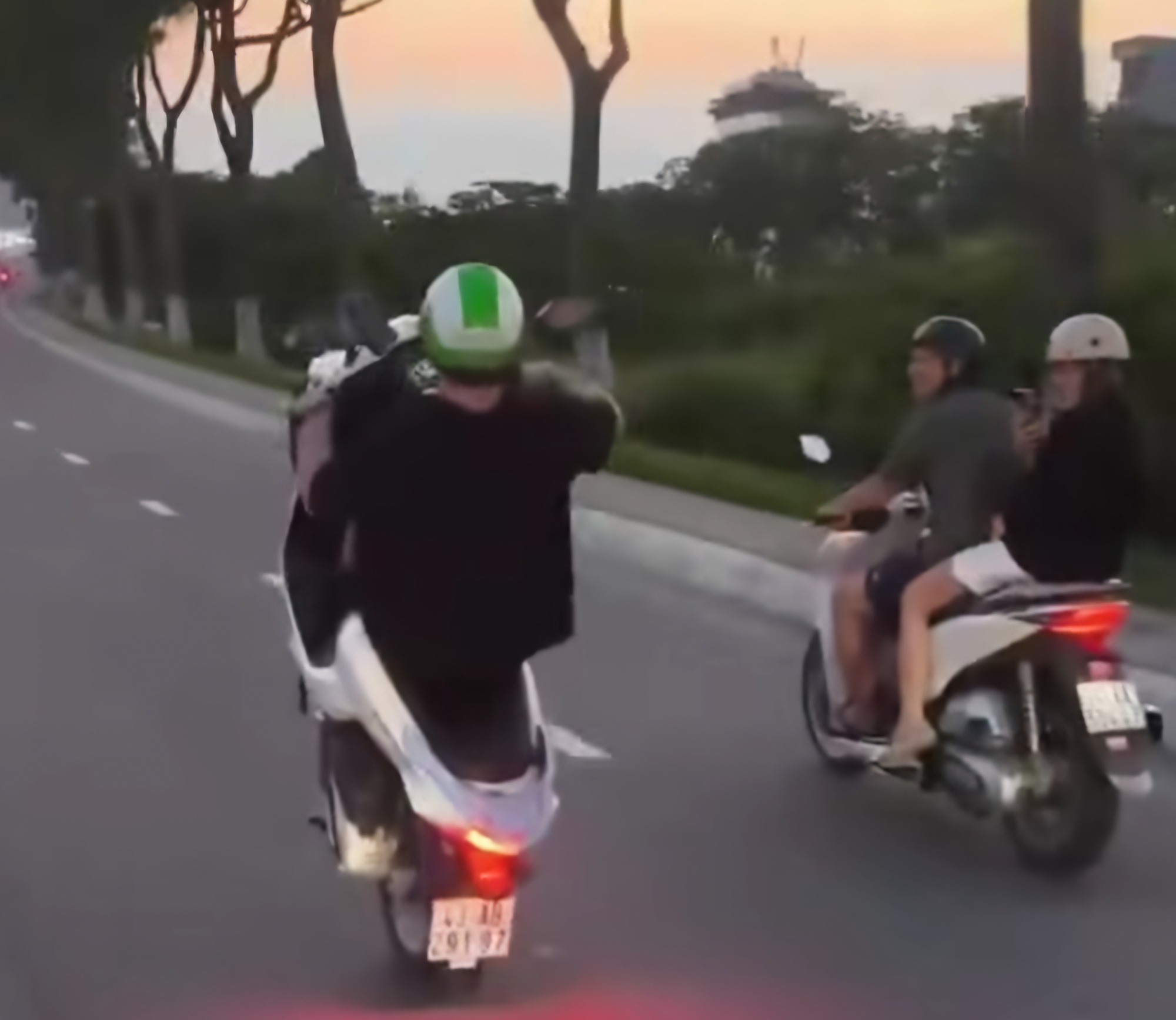 Người nước ngoài bốc đầu xe máy trên cầu Tiên Sơn, CSGT Đà Nẵng vào cuộc- Ảnh 1.