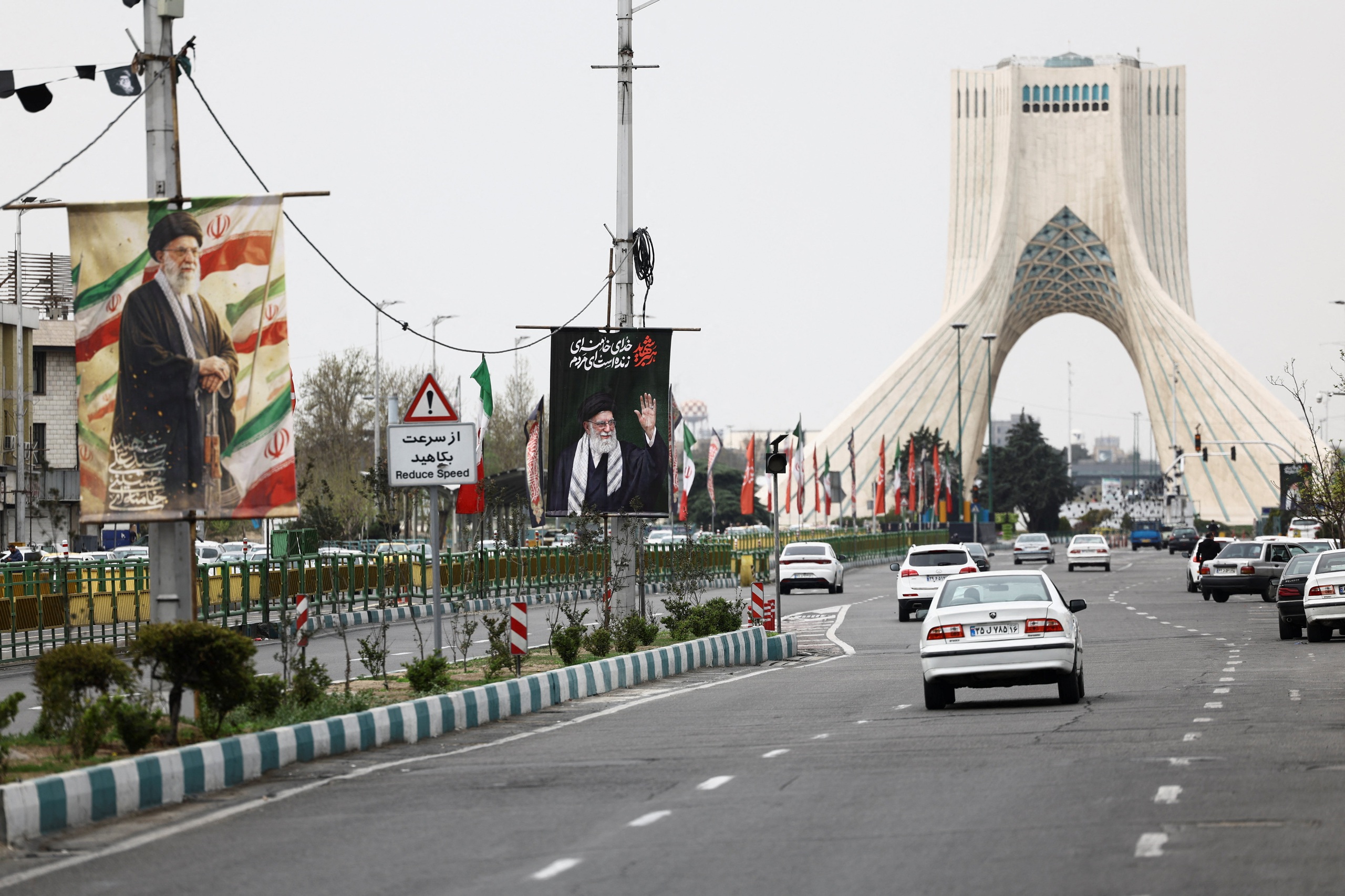 Iran phủ nhận đ&agrave;m ph&aacute;n với Mỹ sau khi &ocirc;ng Trump ho&atilde;n cuộc tấn c&ocirc;ng lưới điện - Ảnh 1.