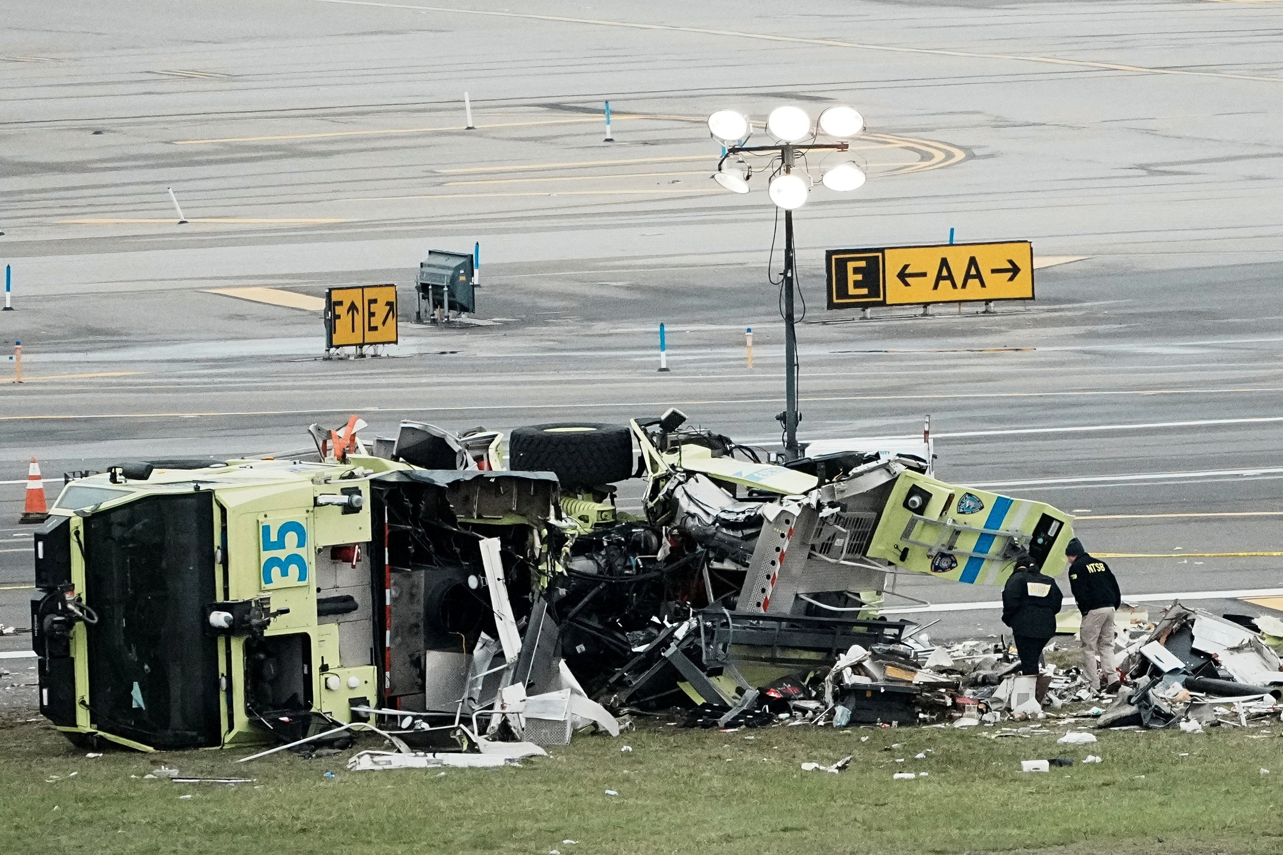 M&aacute;y bay đ&acirc;m xe cứu hỏa tại s&acirc;n bay Mỹ, 2 phi c&ocirc;ng thiệt mạng - Ảnh 1.